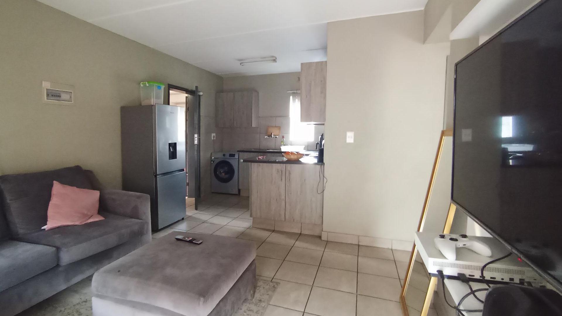 Lounges - 15 square meters of property in Montana Tuine