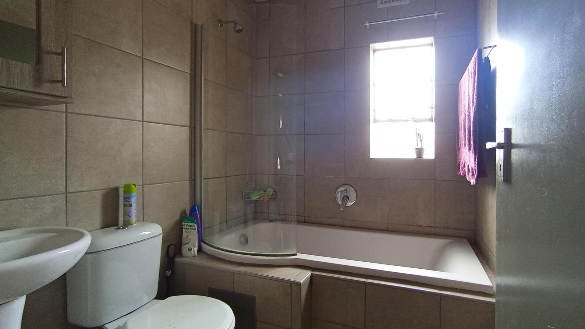 Bathroom 1 - 5 square meters of property in Montana Tuine