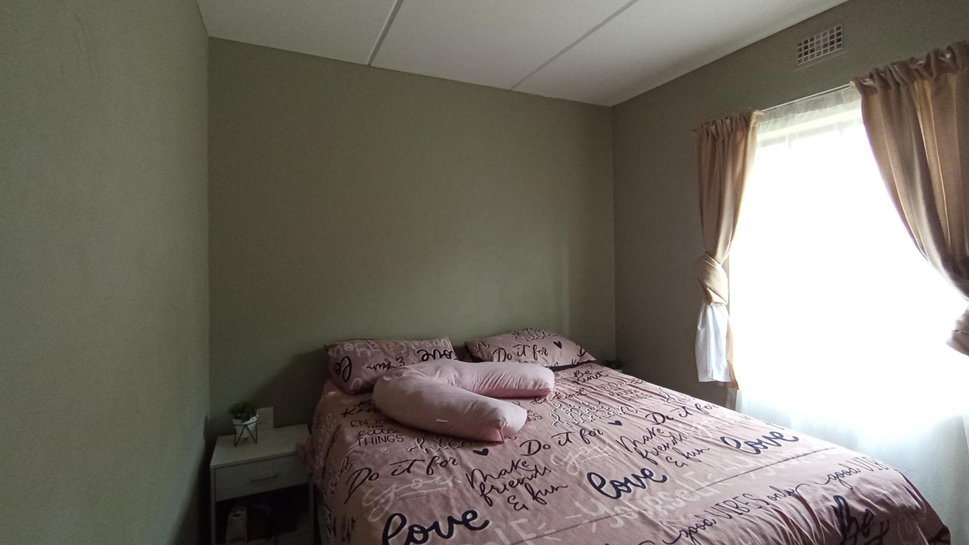 Bed Room 1 - 11 square meters of property in Montana Tuine