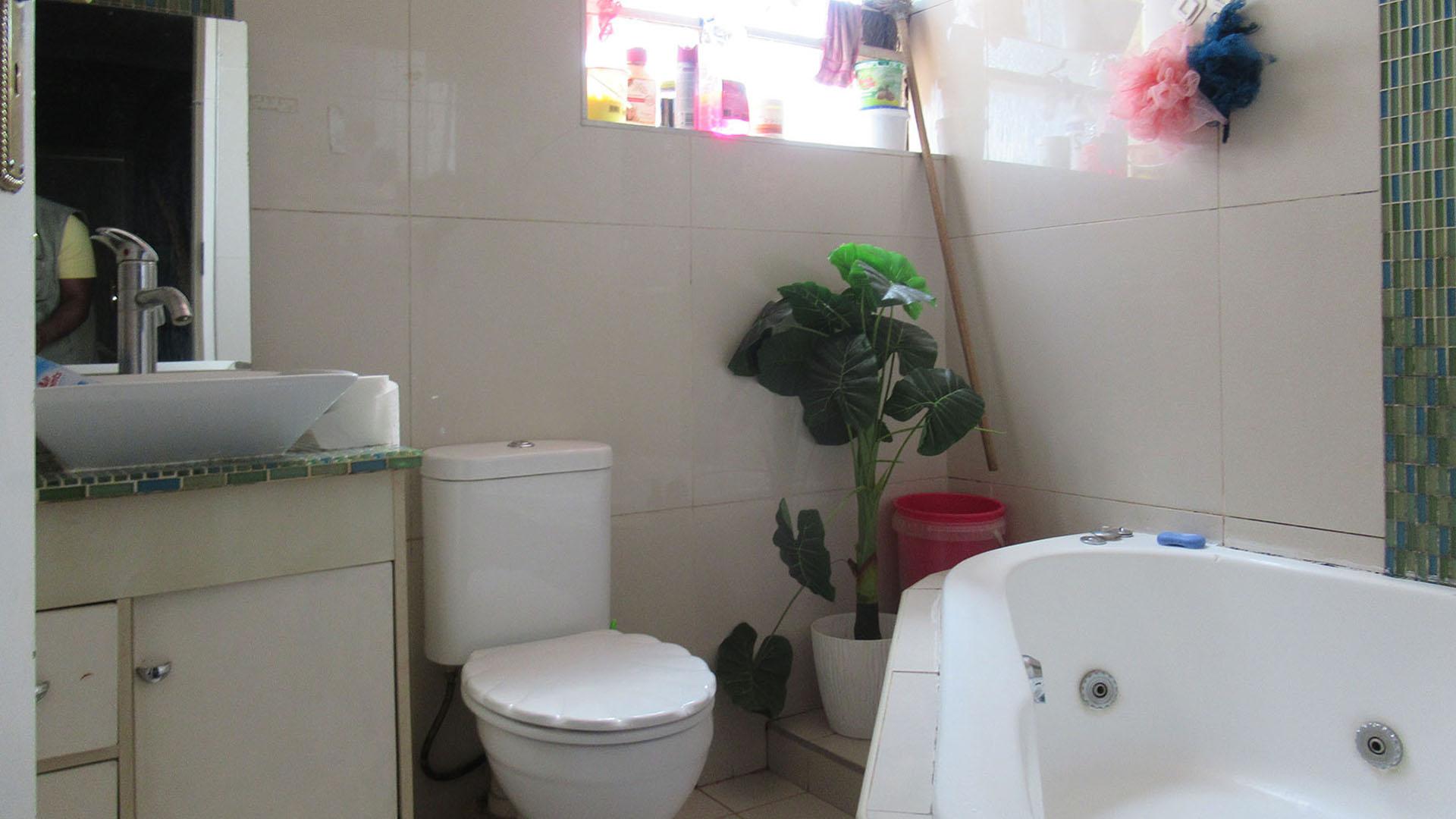 Main Bathroom - 6 square meters of property in Blackheath - JHB