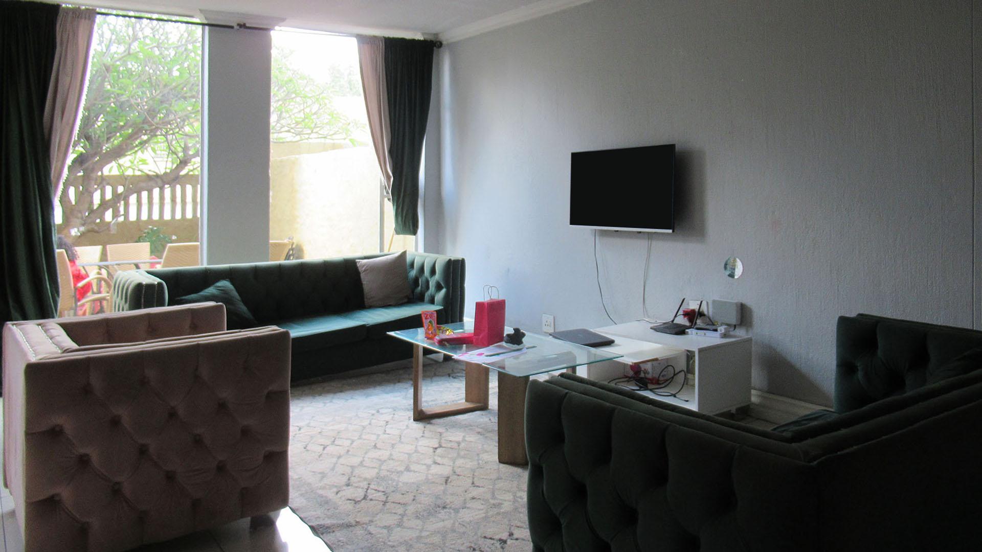 Lounges - 25 square meters of property in Blackheath - JHB