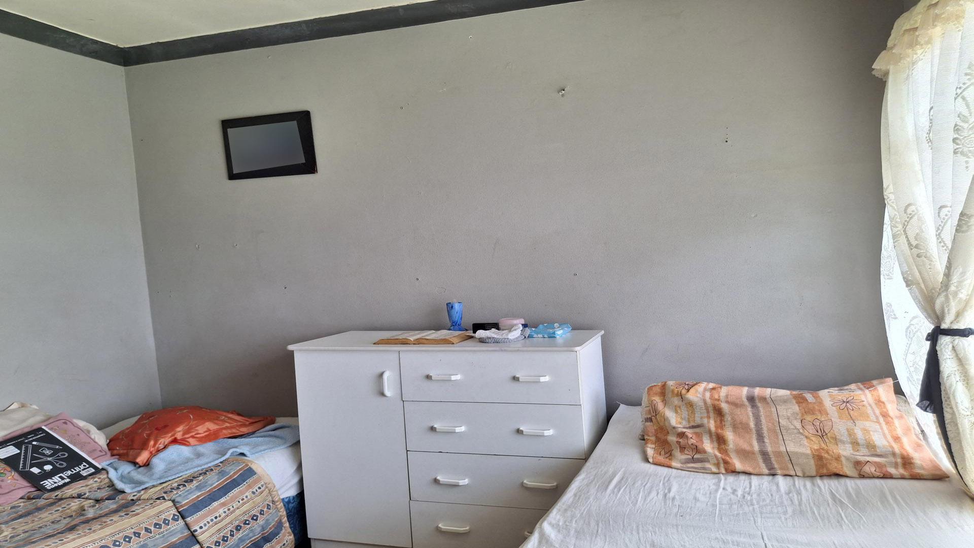 Bed Room 1 of property in Roodepoort