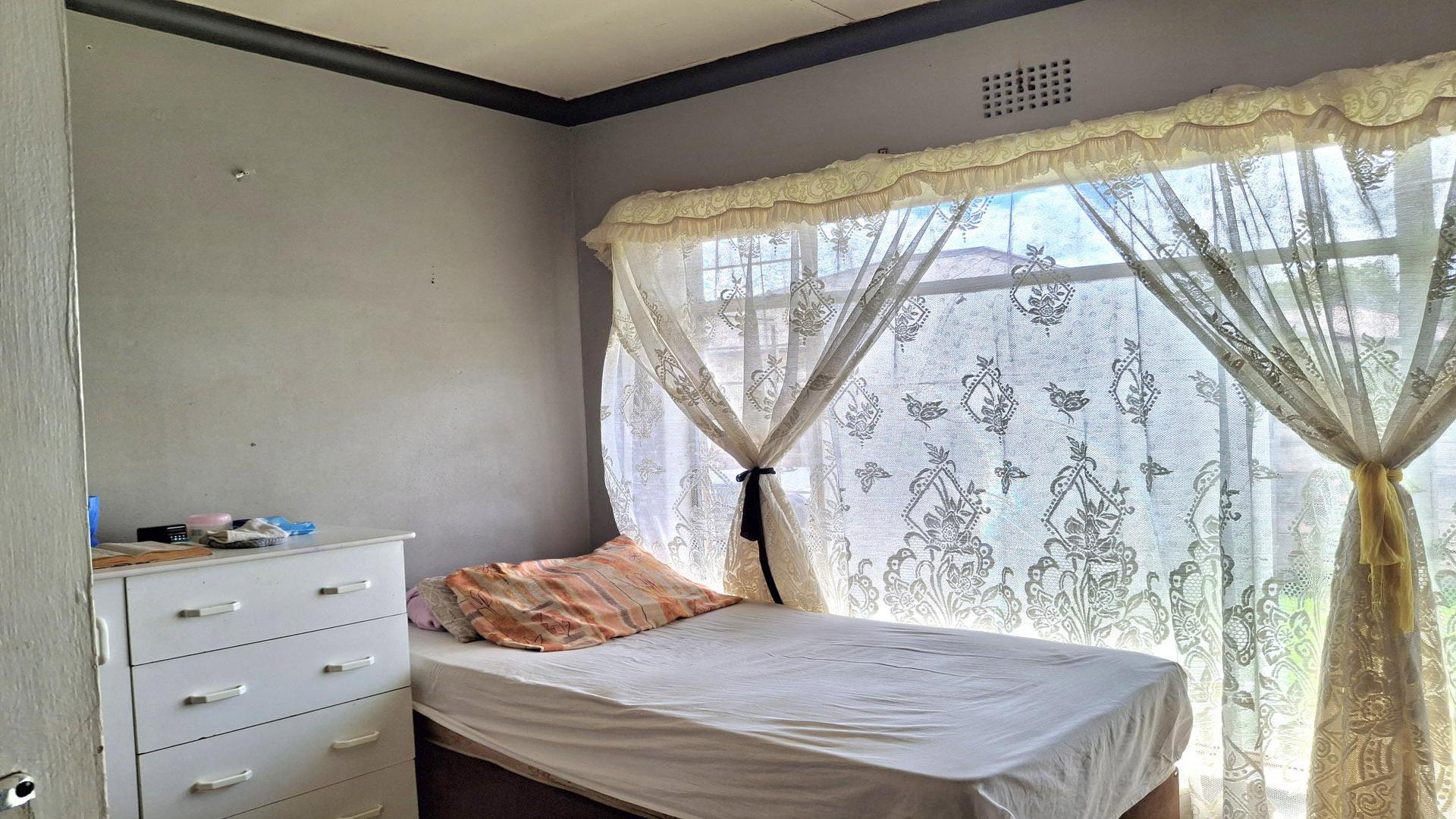 Bed Room 1 of property in Roodepoort