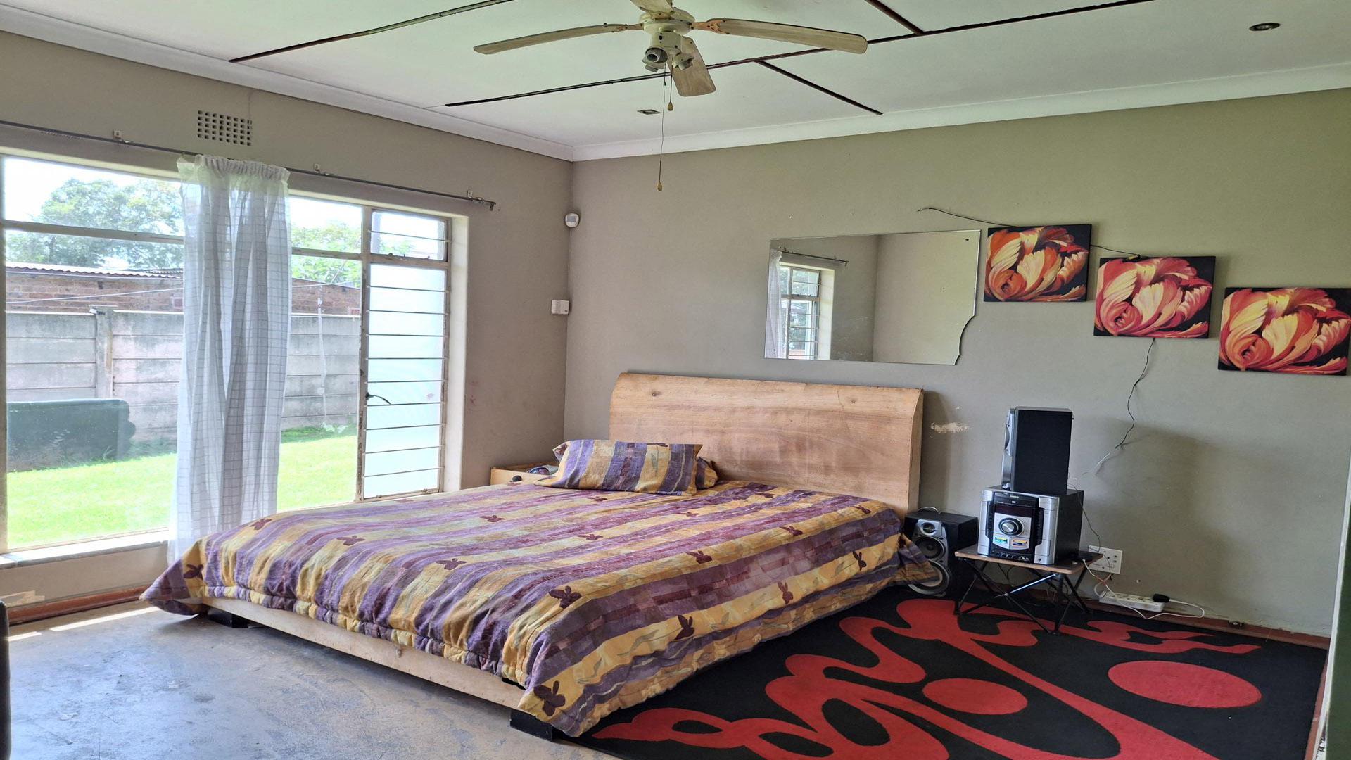 Bed Room 2 of property in Roodepoort