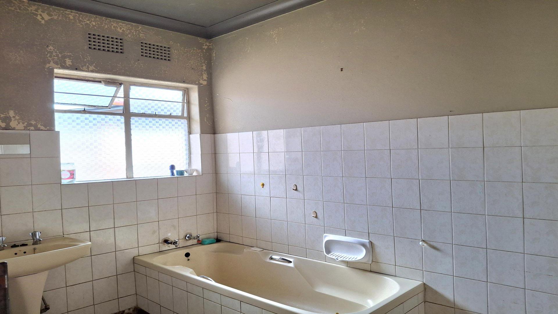 Bathroom 1 of property in Roodepoort