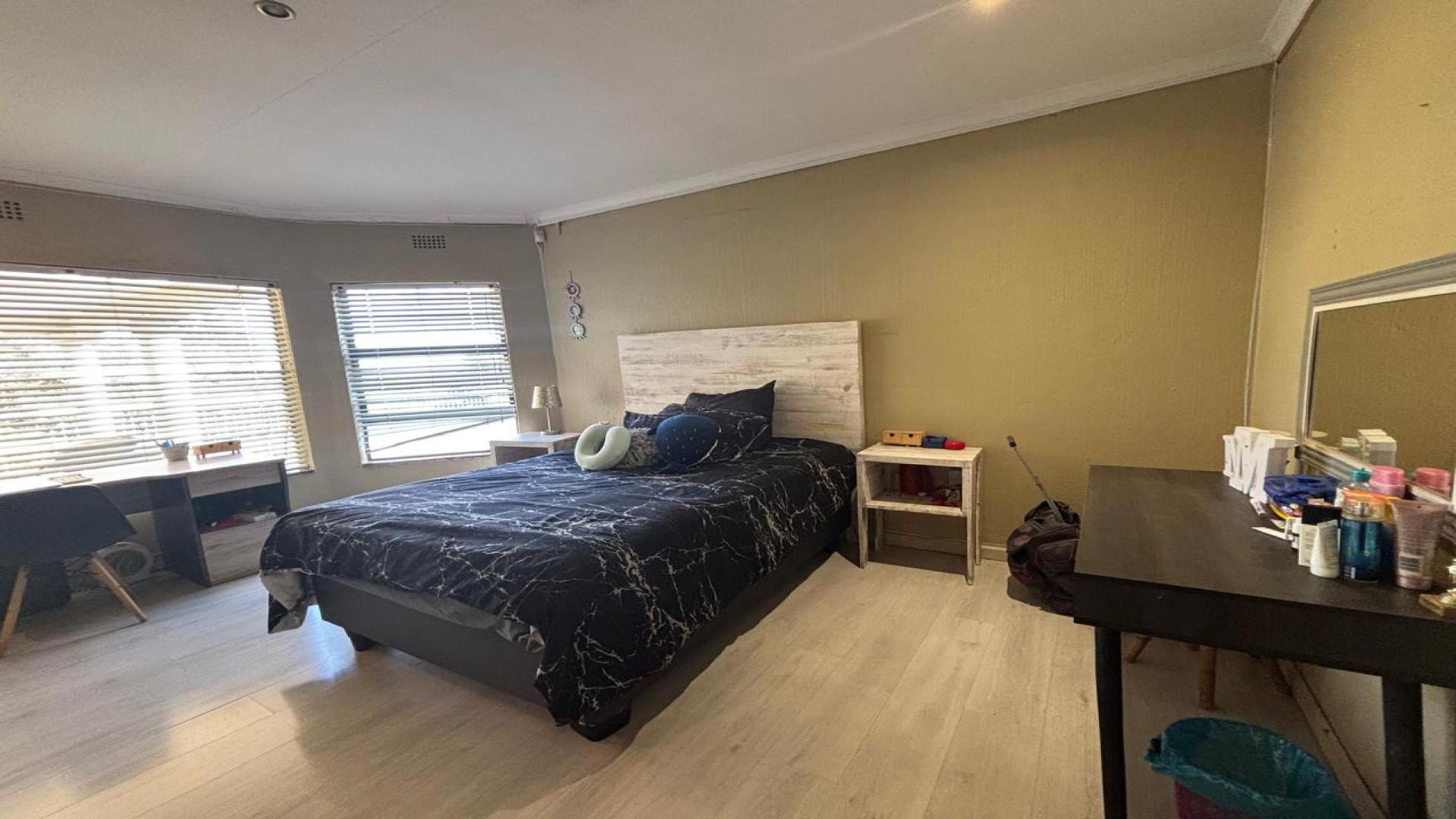 Bed Room 1 of property in Glenvista