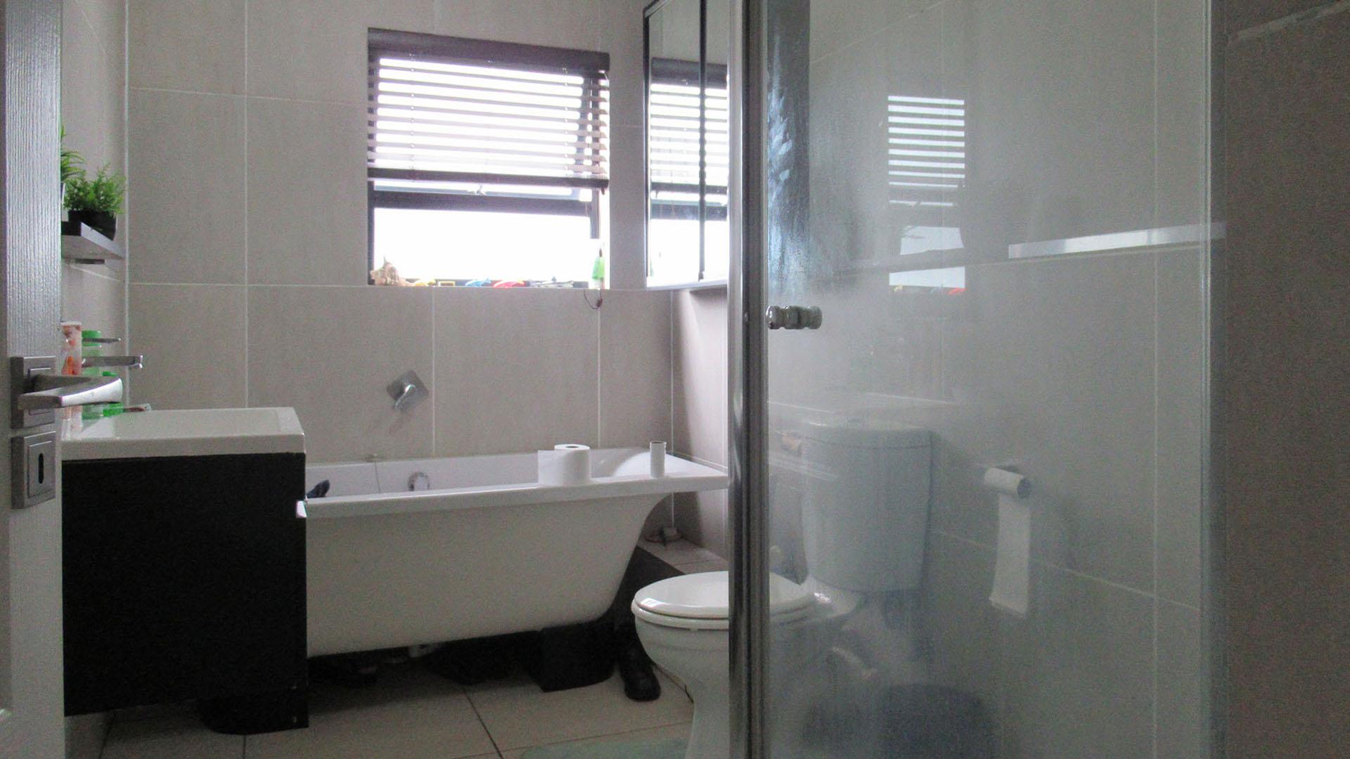 Bathroom 1 - 5 square meters of property in Greenstone Hill