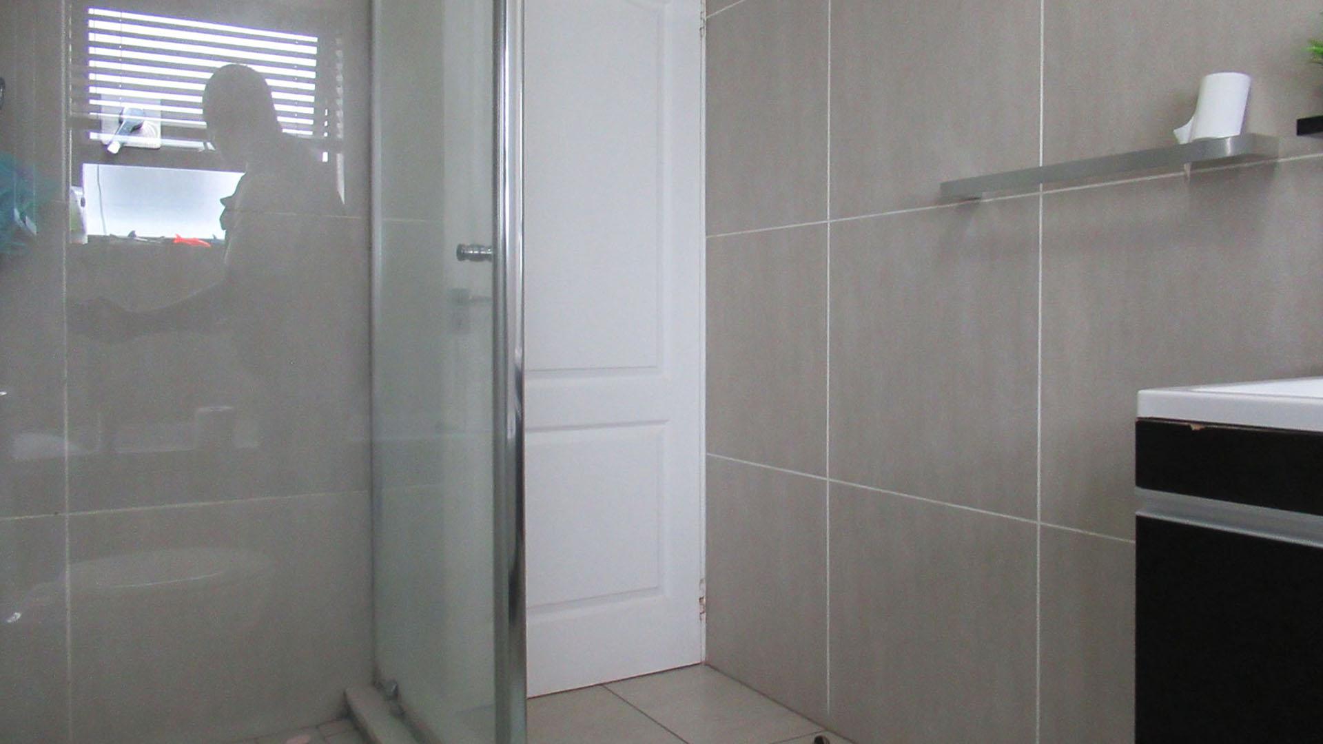 Bathroom 1 - 5 square meters of property in Greenstone Hill
