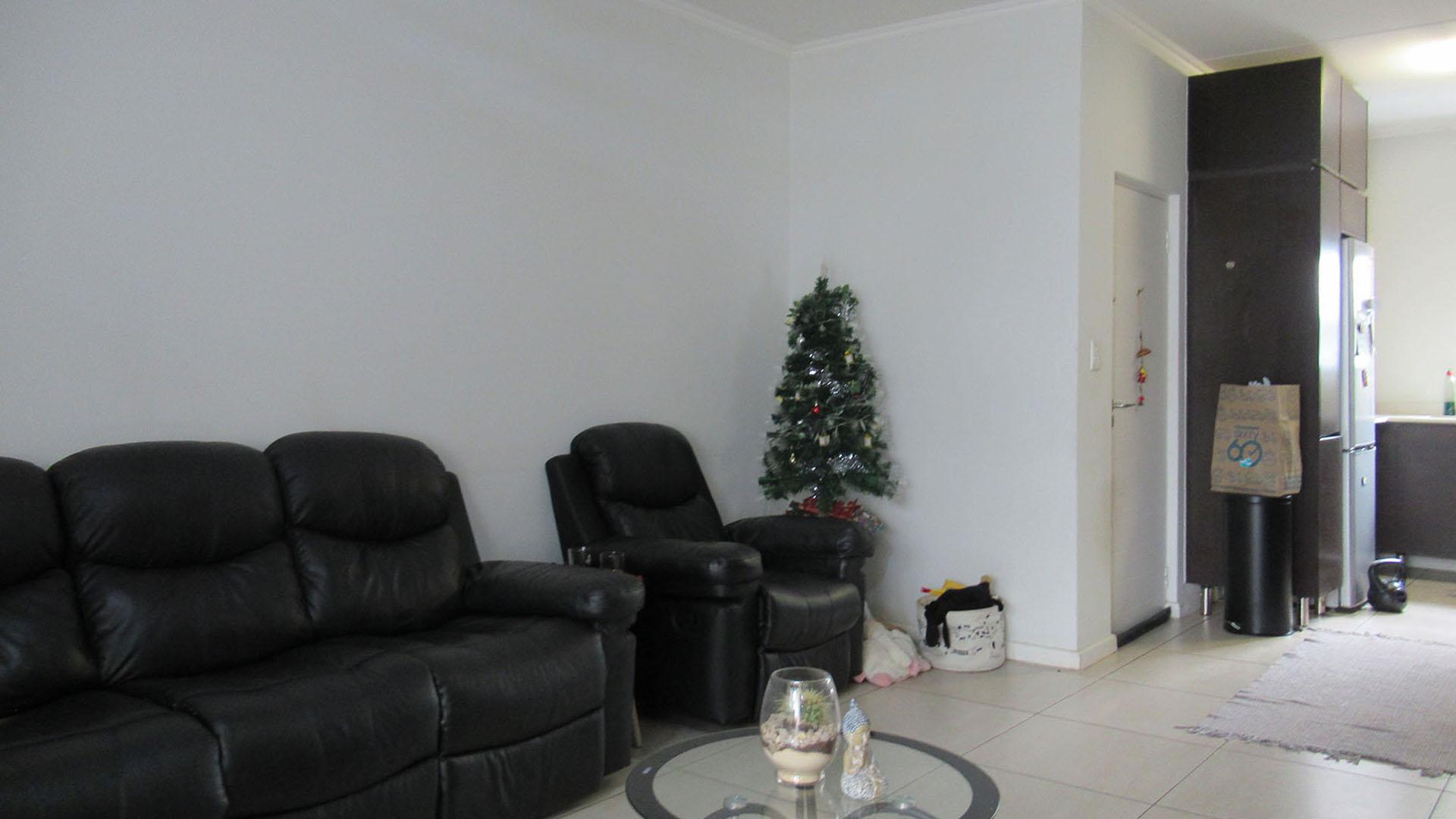 Lounges - 20 square meters of property in Greenstone Hill