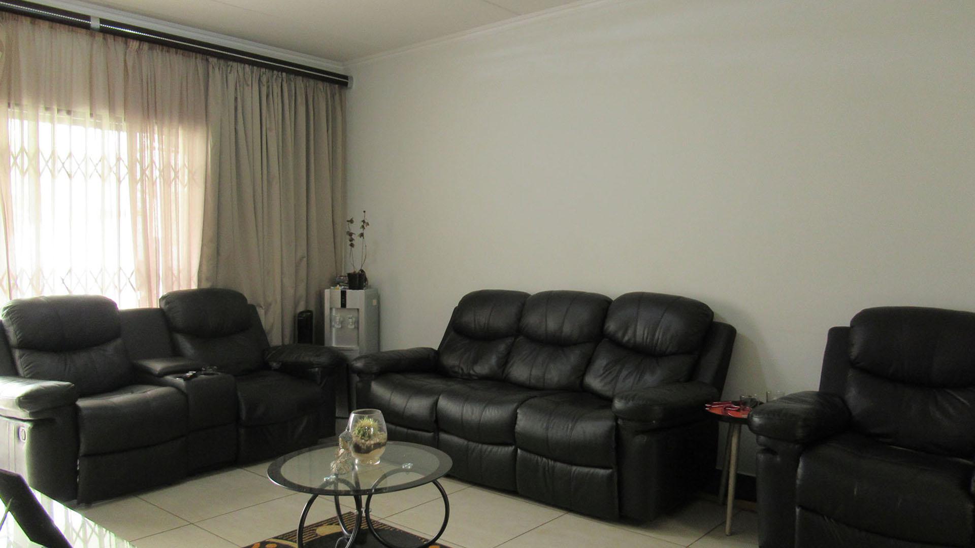 Lounges - 20 square meters of property in Greenstone Hill