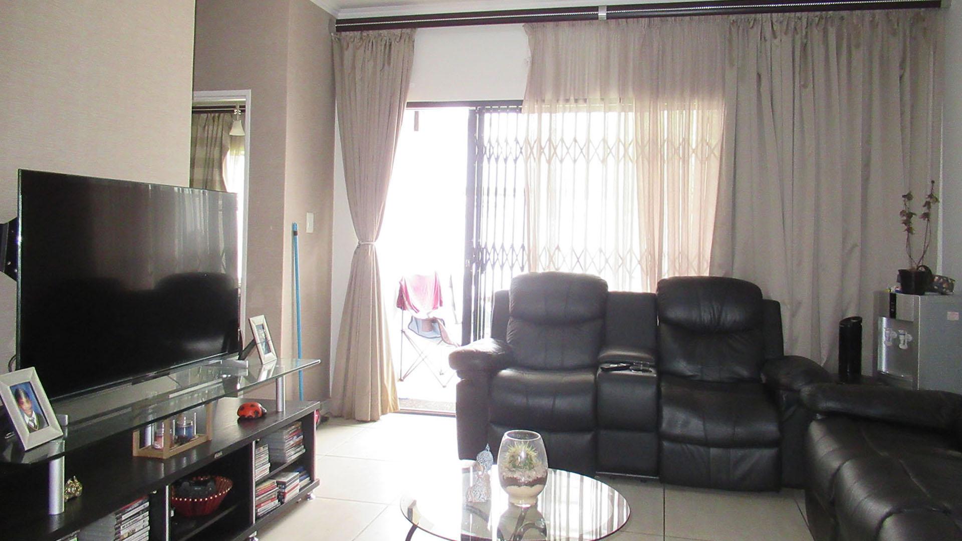 Lounges - 20 square meters of property in Greenstone Hill