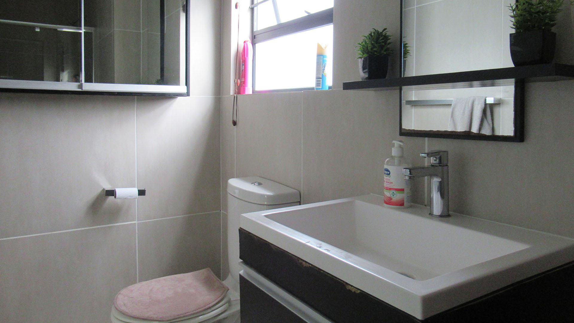 Main Bathroom - 7 square meters of property in Greenstone Hill