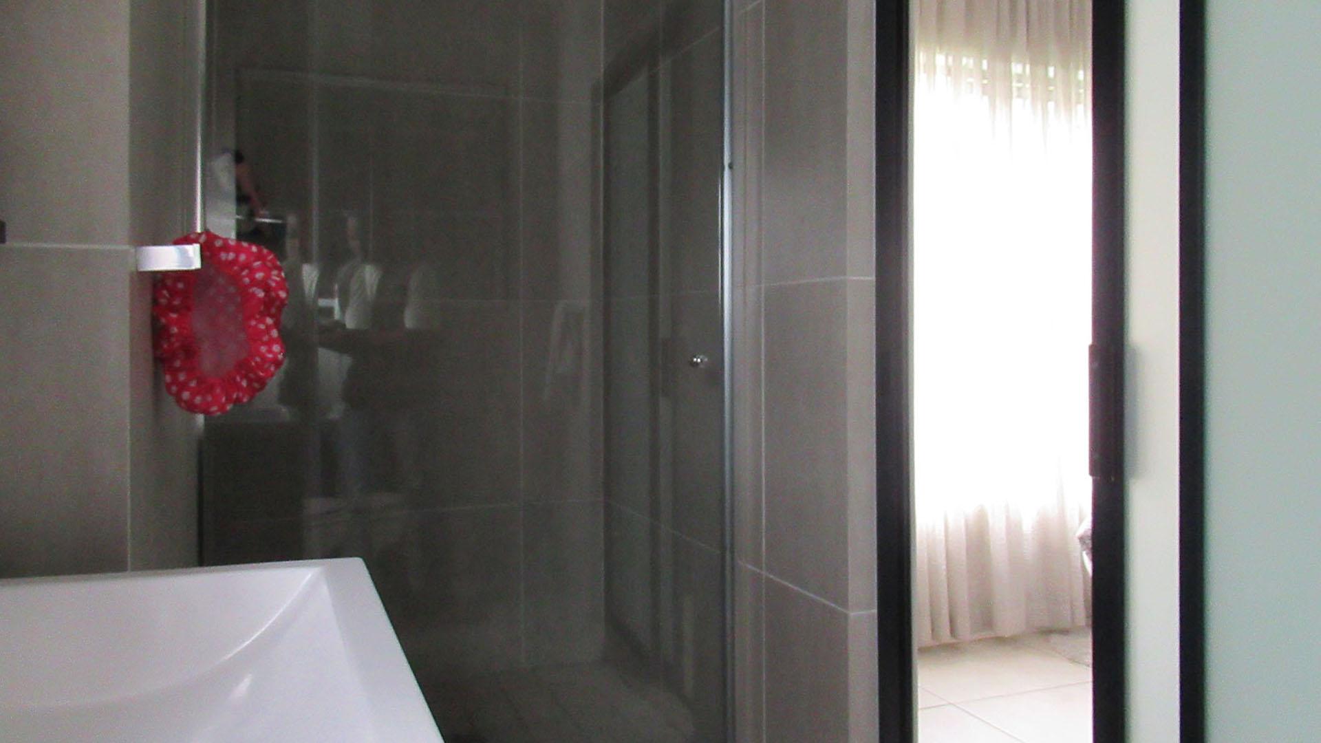 Main Bathroom - 7 square meters of property in Greenstone Hill
