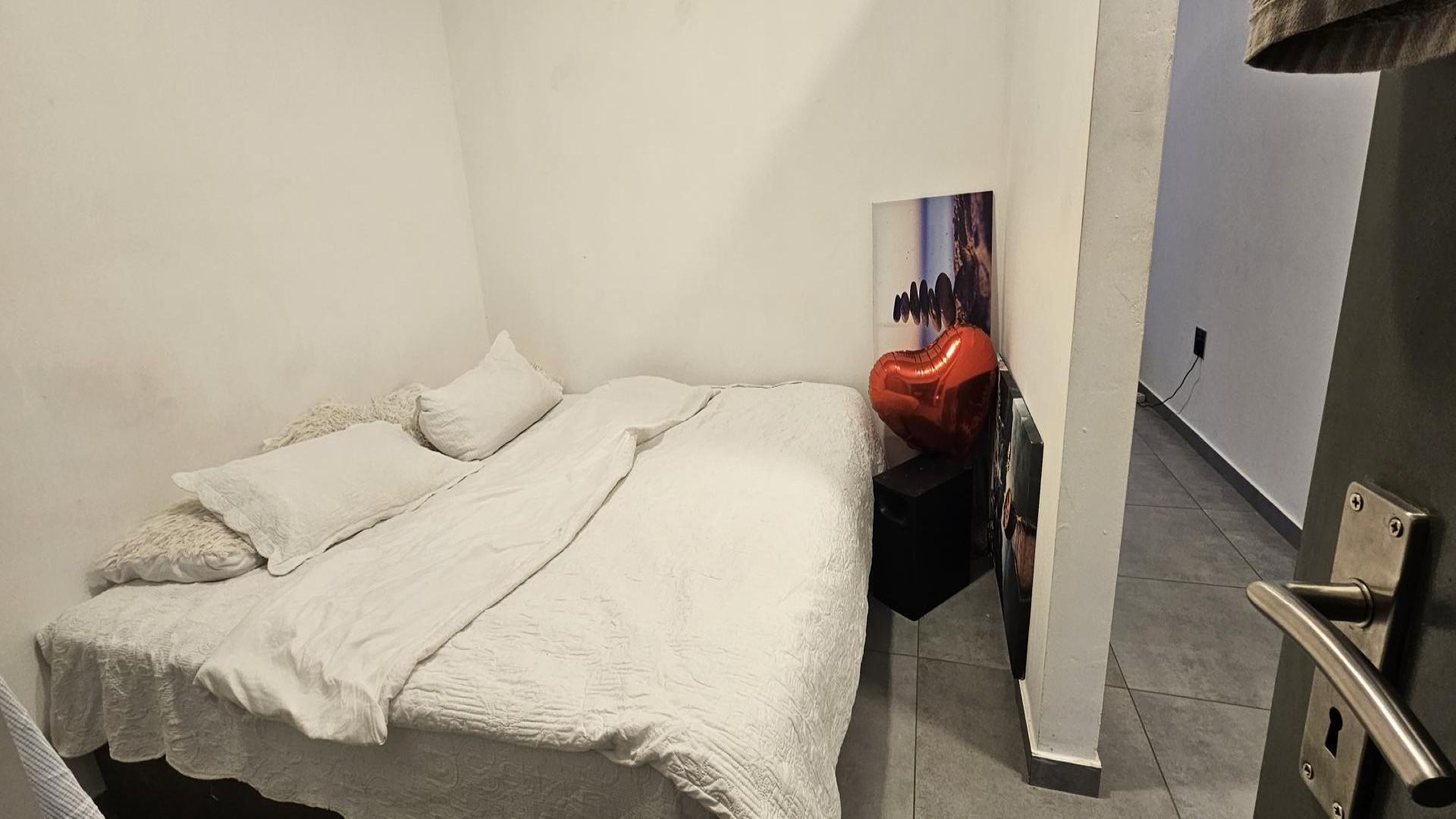 Bed Room 1 of property in Ferndale - JHB