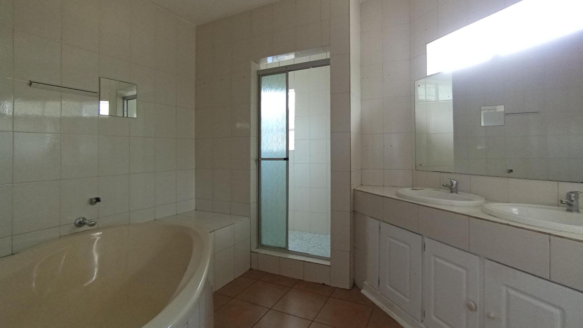 Main Bathroom - 11 square meters of property in Kilner park