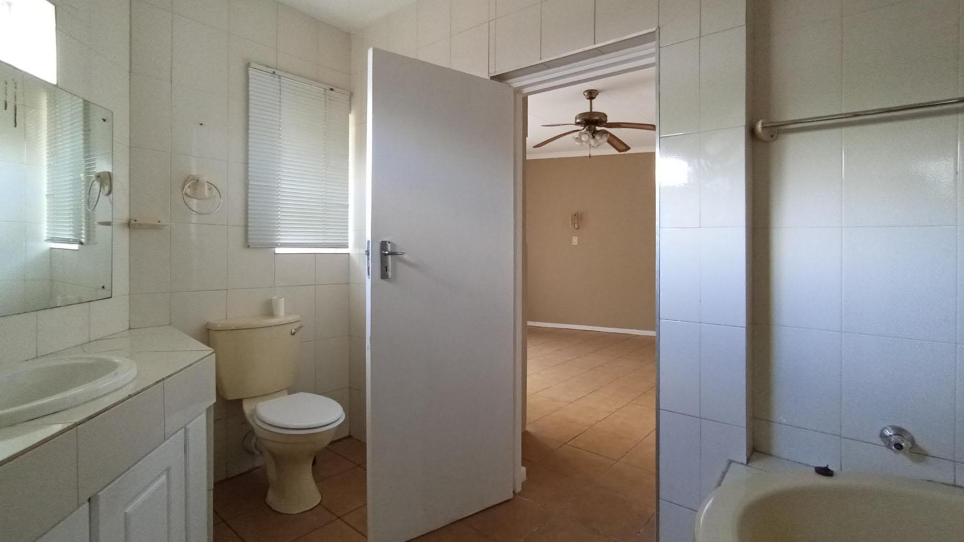Main Bathroom - 11 square meters of property in Kilner park
