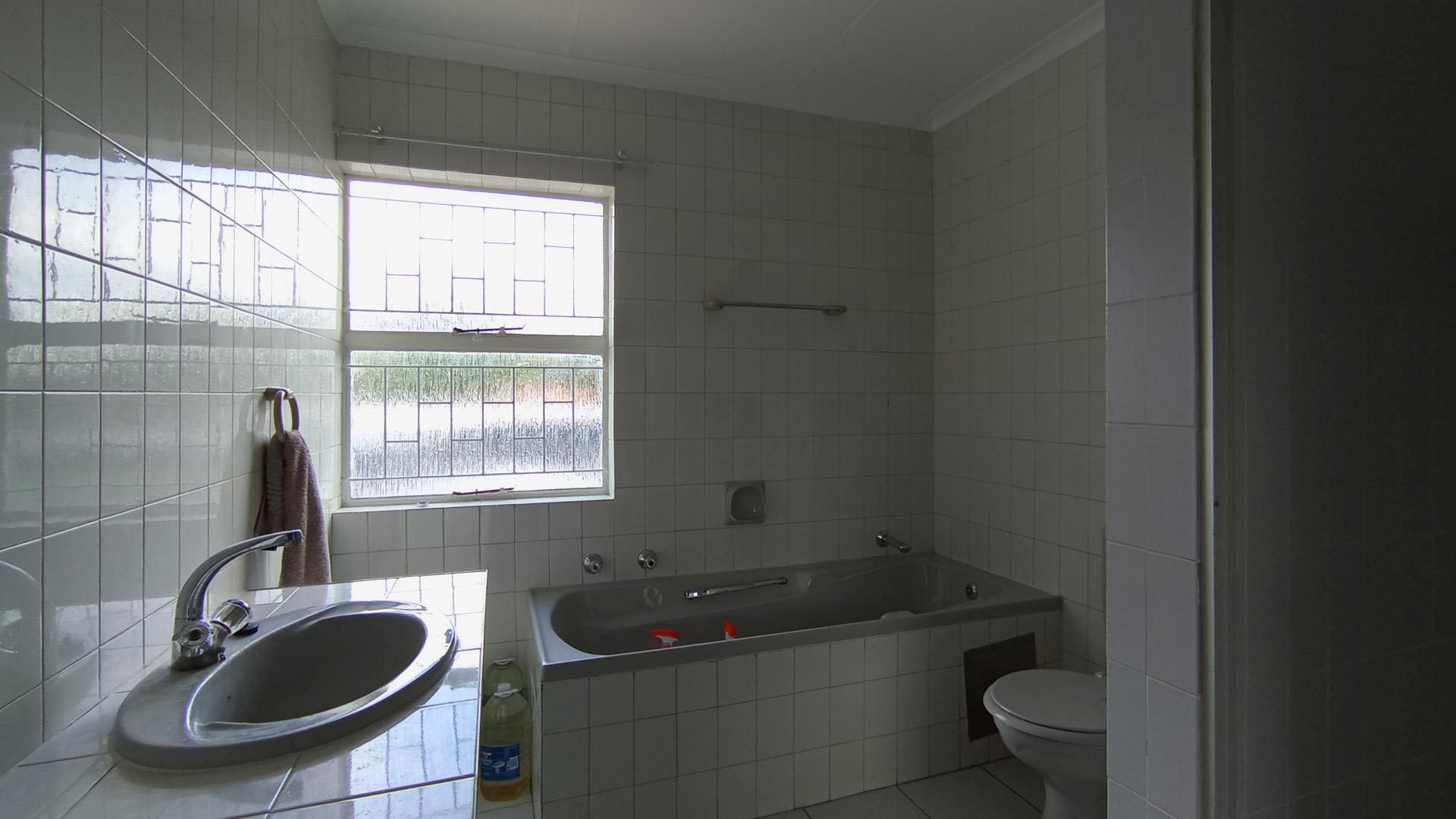 Bathroom 1 - 8 square meters of property in Kilner park