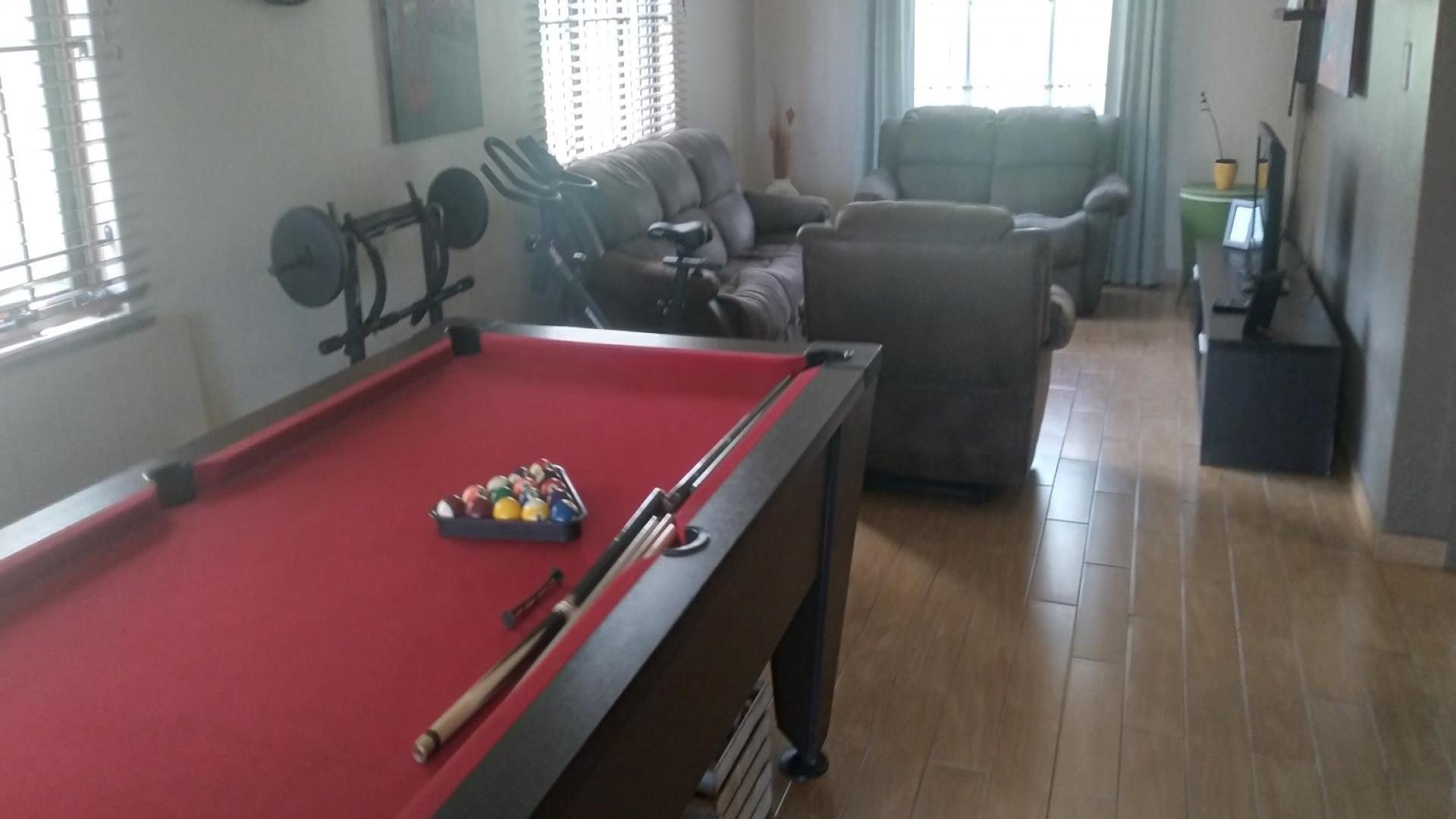 Lounges of property in Glen Park 