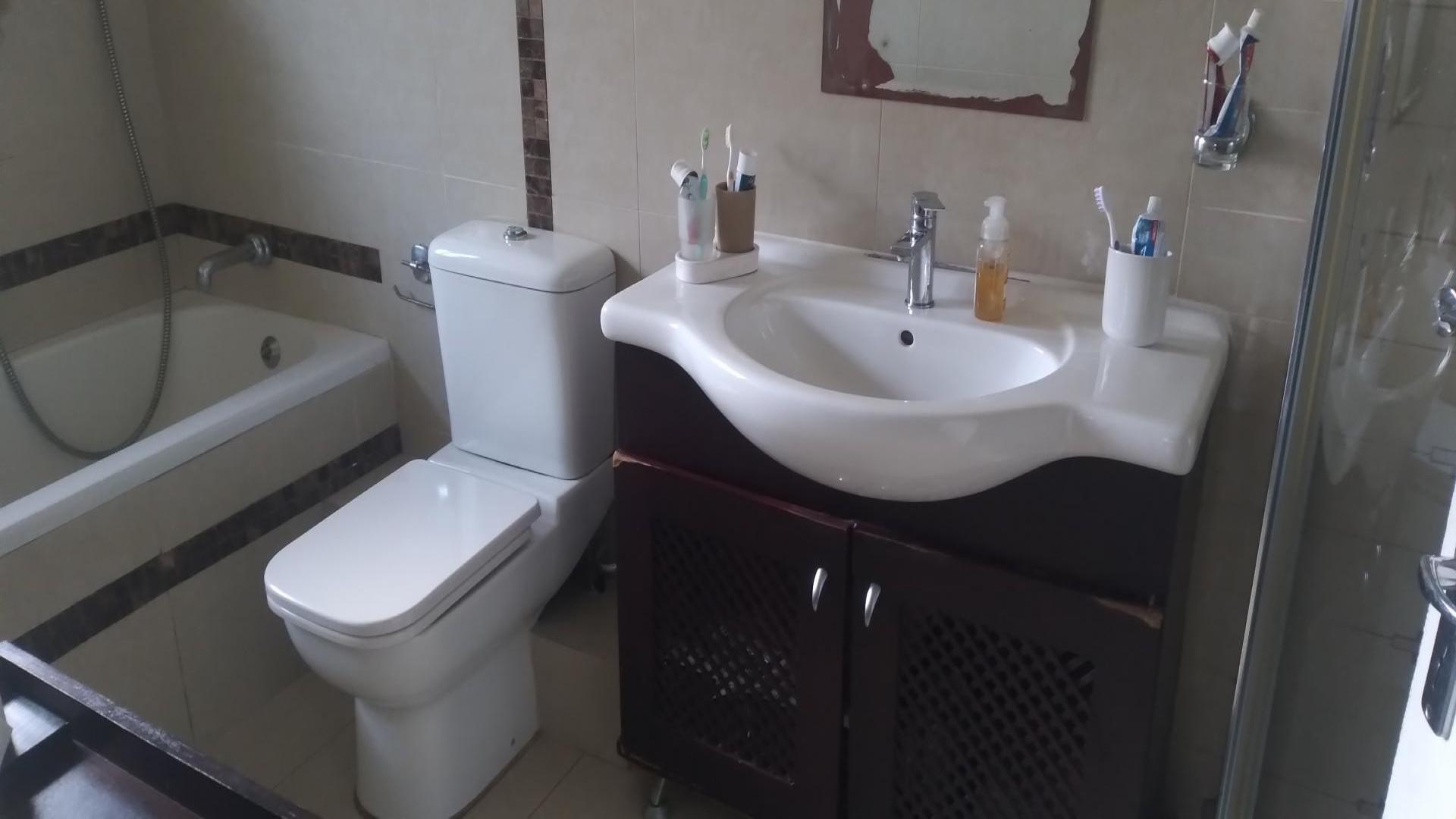 Bathroom 1 of property in Glen Park 