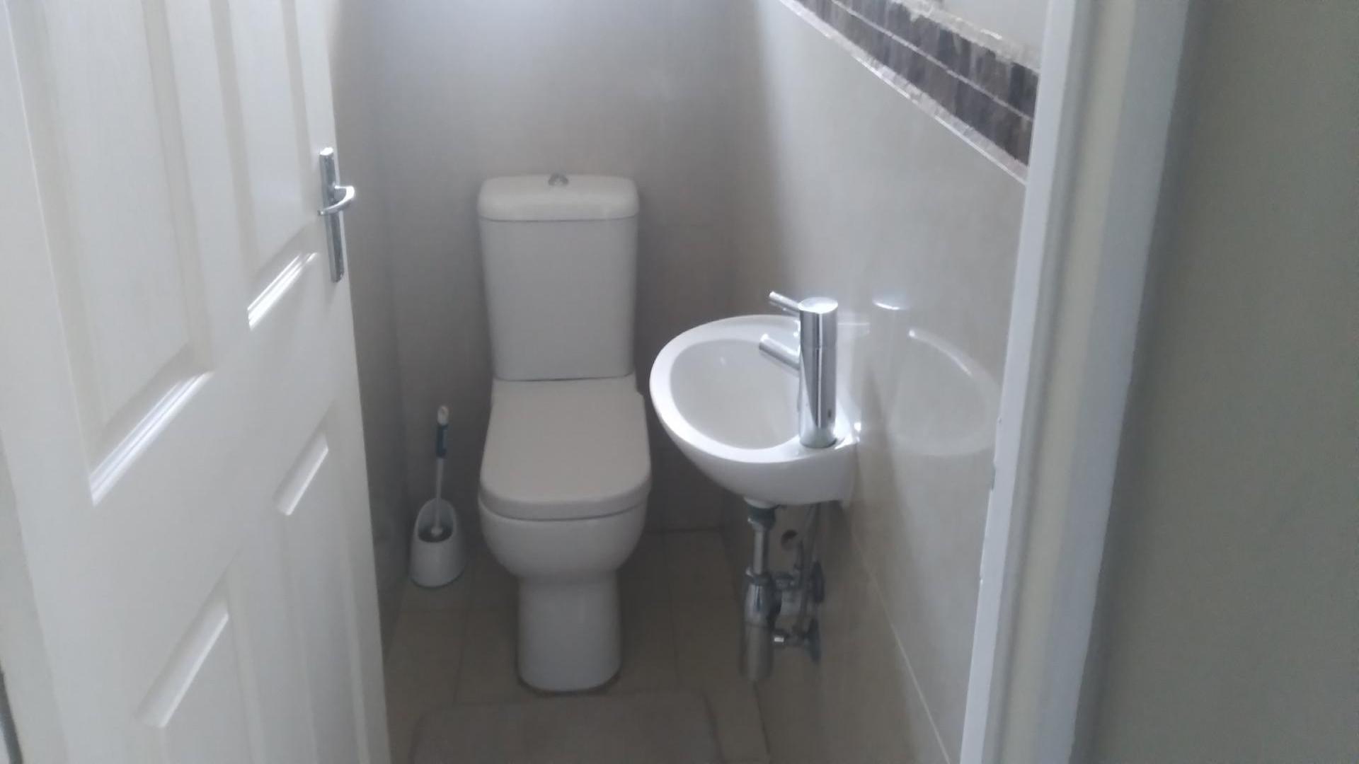 Bathroom 2 of property in Glen Park 