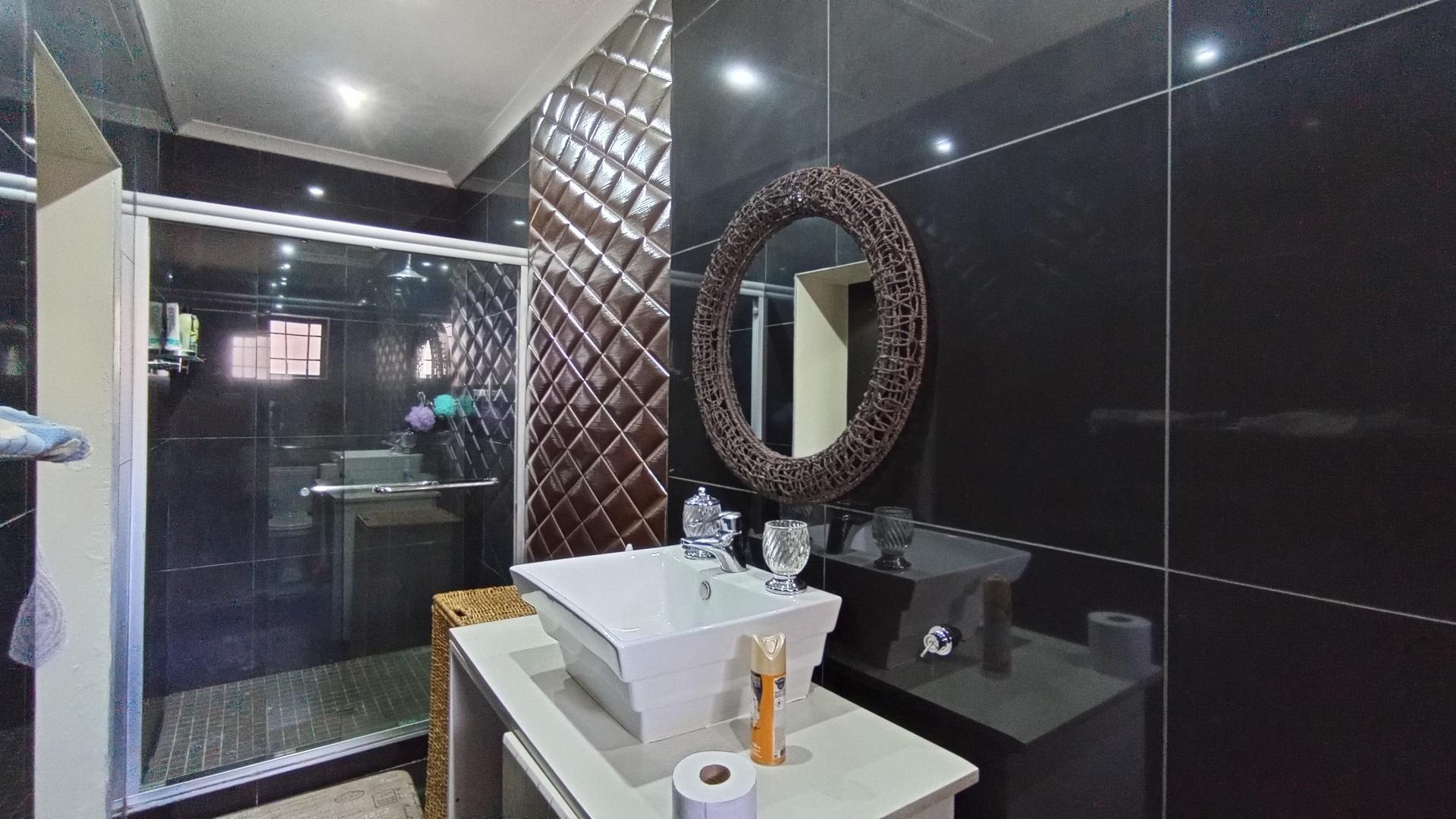 Main Bathroom - 8 square meters of property in Glen Park 