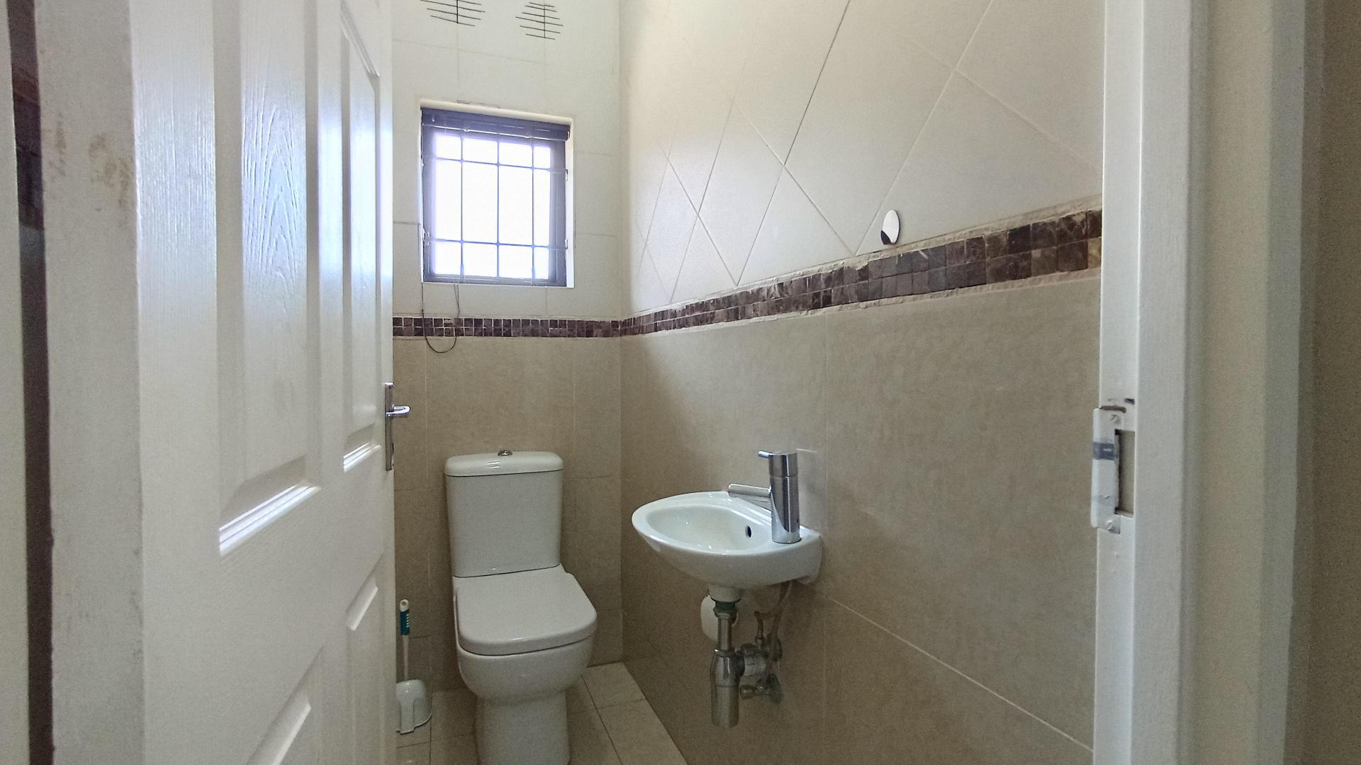 Guest Toilet - 2 square meters of property in Glen Park 