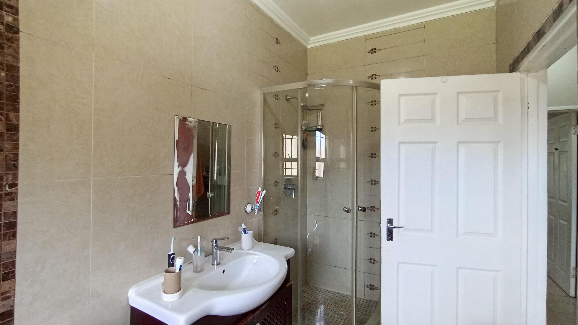 Bathroom 2 - 8 square meters of property in Glen Park 