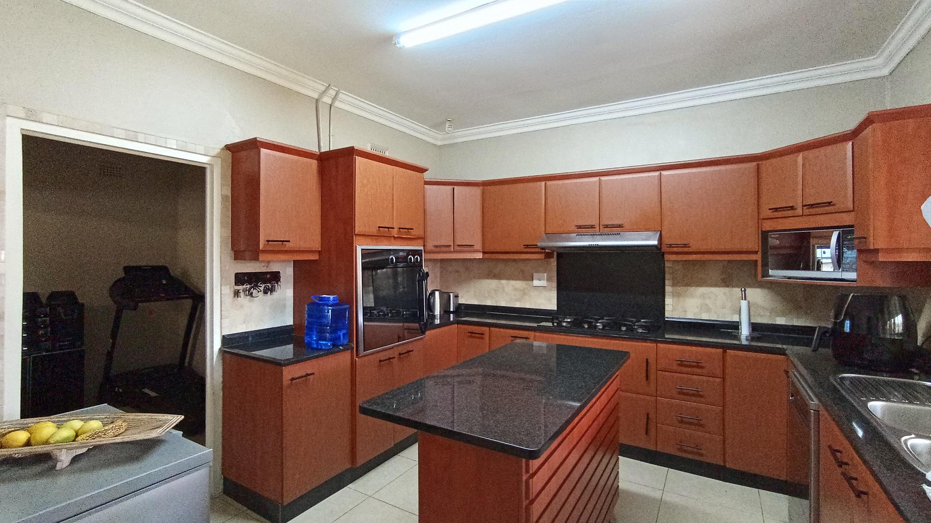 Kitchen - 16 square meters of property in Glen Park 