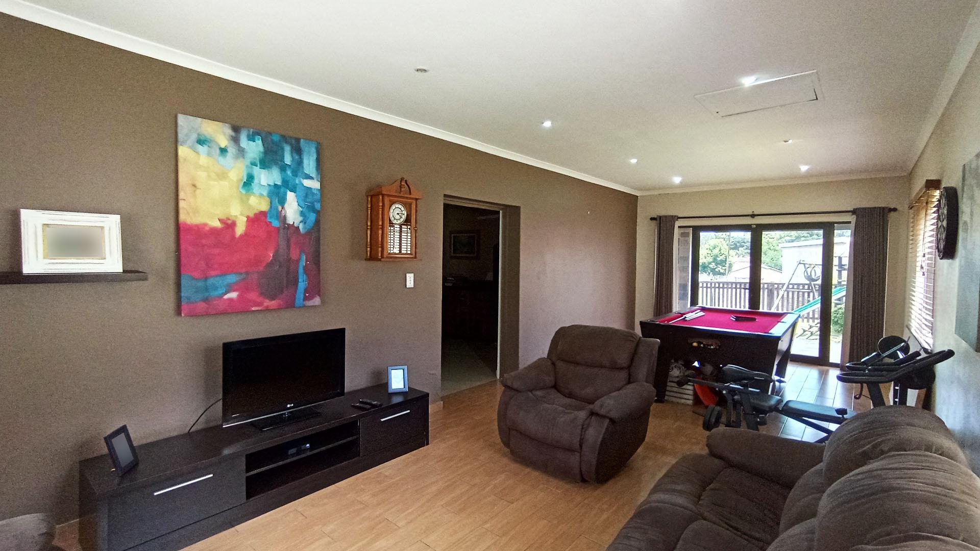 Lounges - 38 square meters of property in Glen Park 