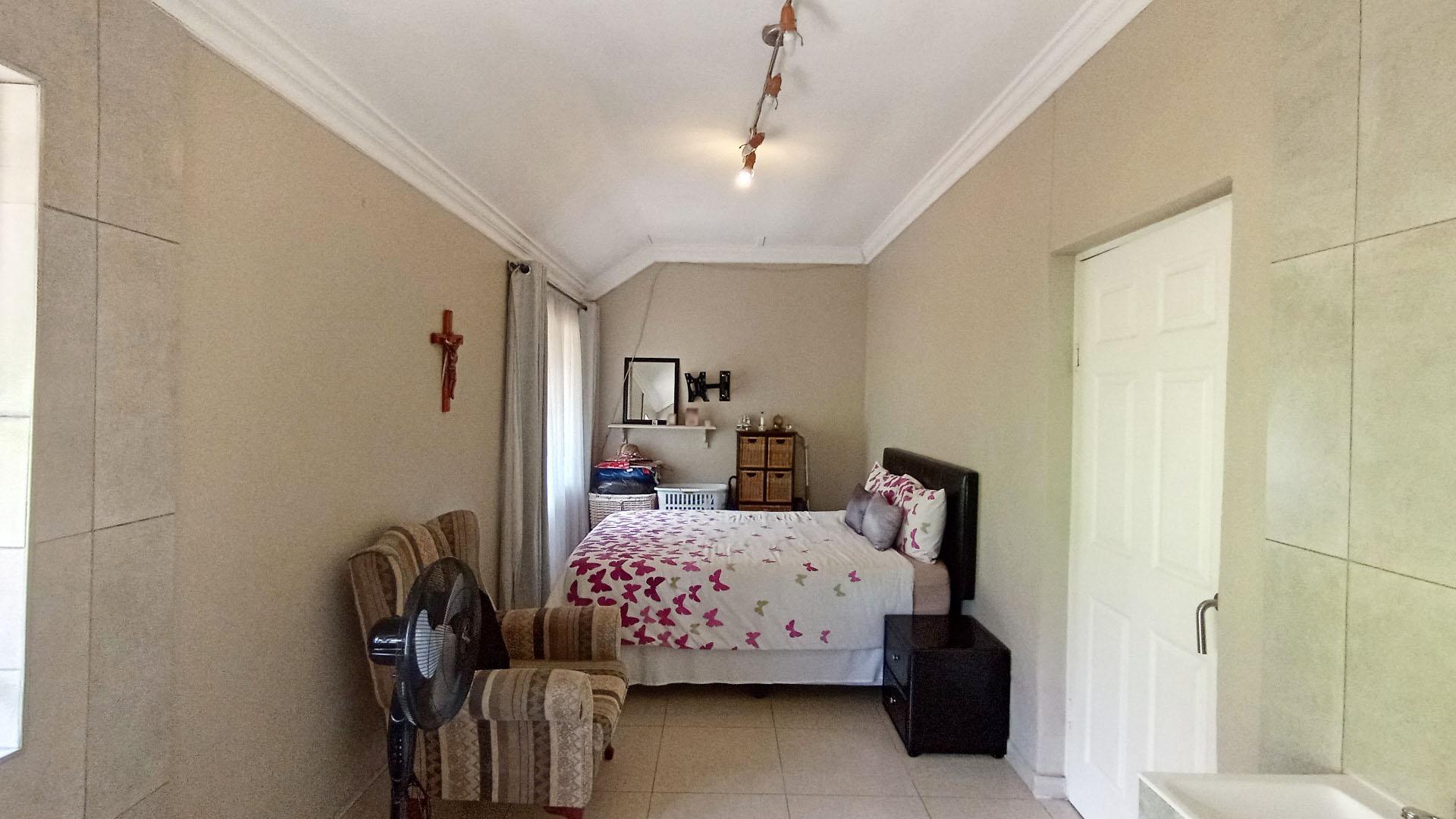 Bed Room 1 - 12 square meters of property in Glen Park 