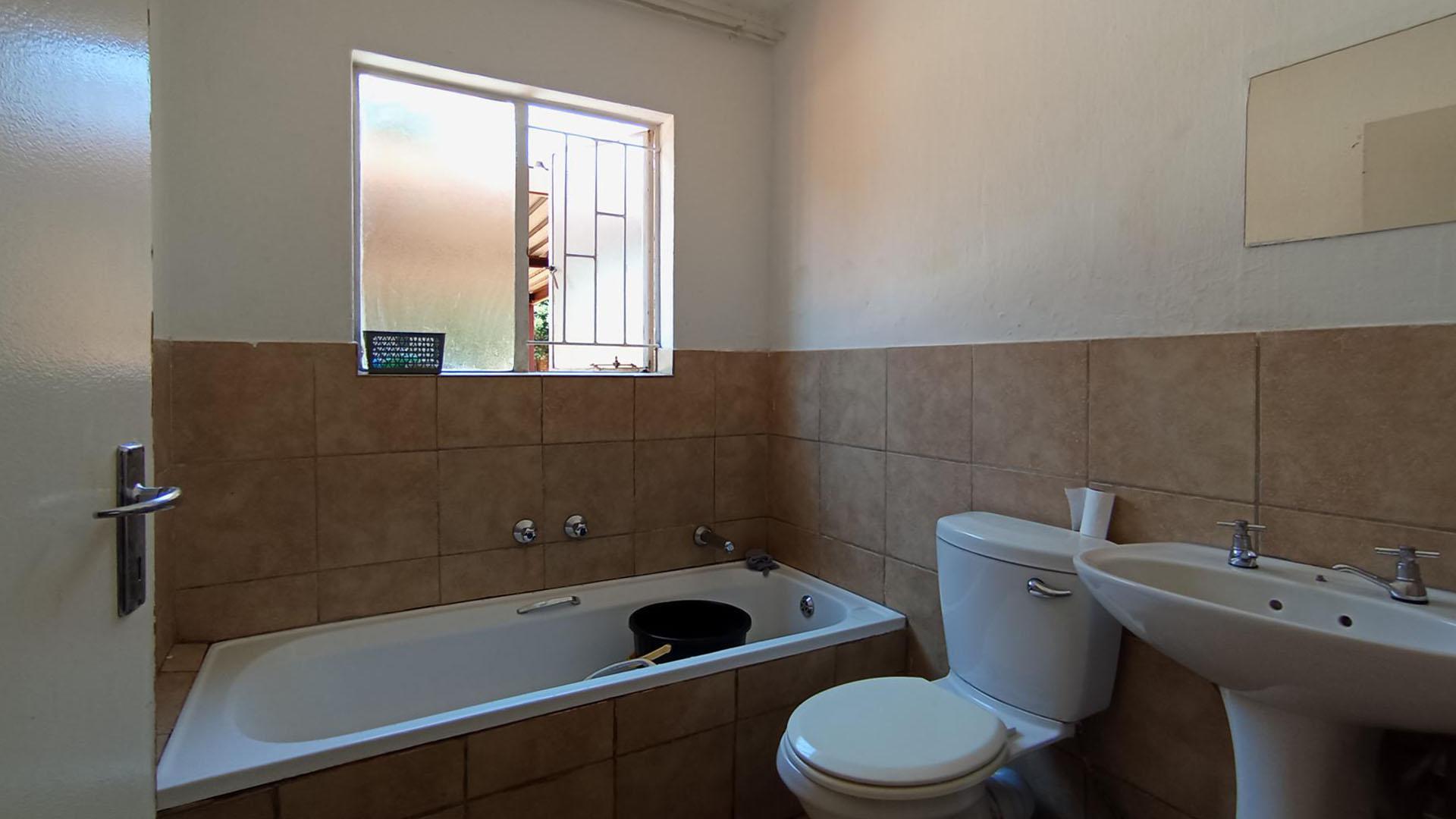 Bathroom 1 - 5 square meters of property in Pretoria North