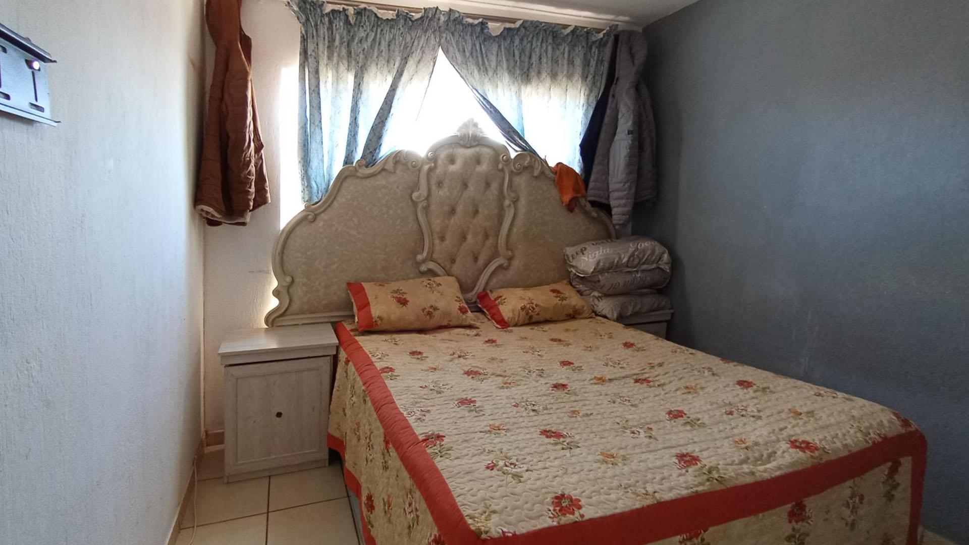Bed Room 1 - 11 square meters of property in Pretoria North