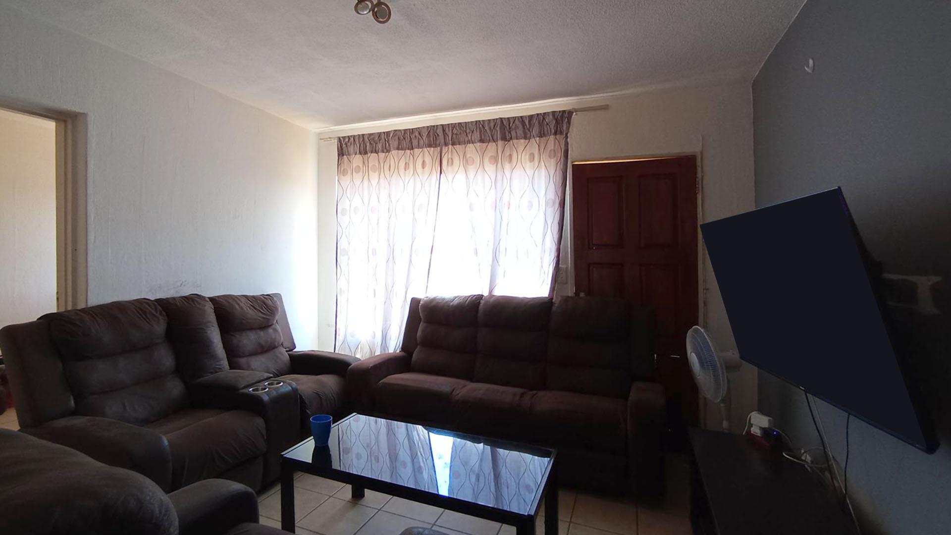 Lounges - 17 square meters of property in Pretoria North
