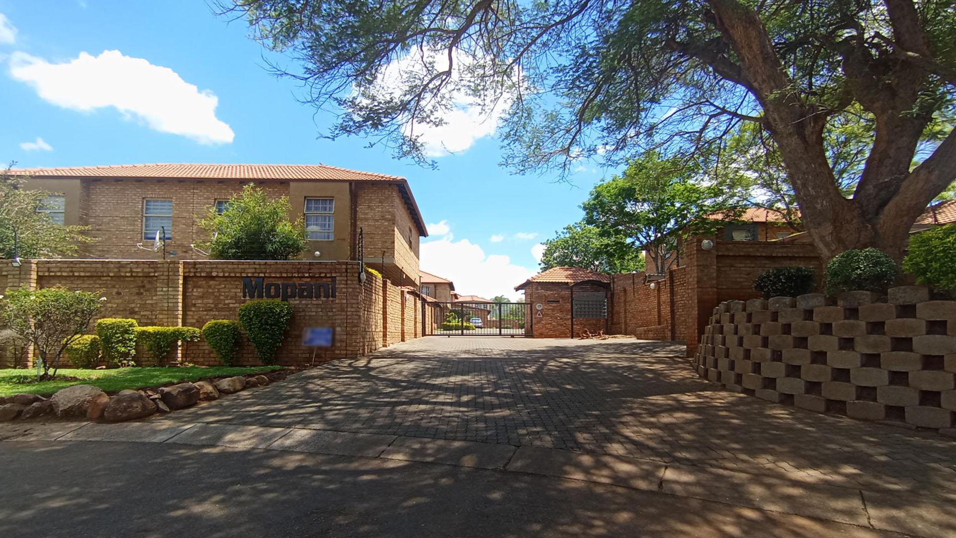 Front View of property in Montana Tuine