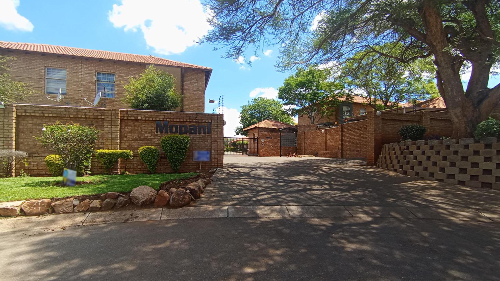 Front View of property in Montana Tuine