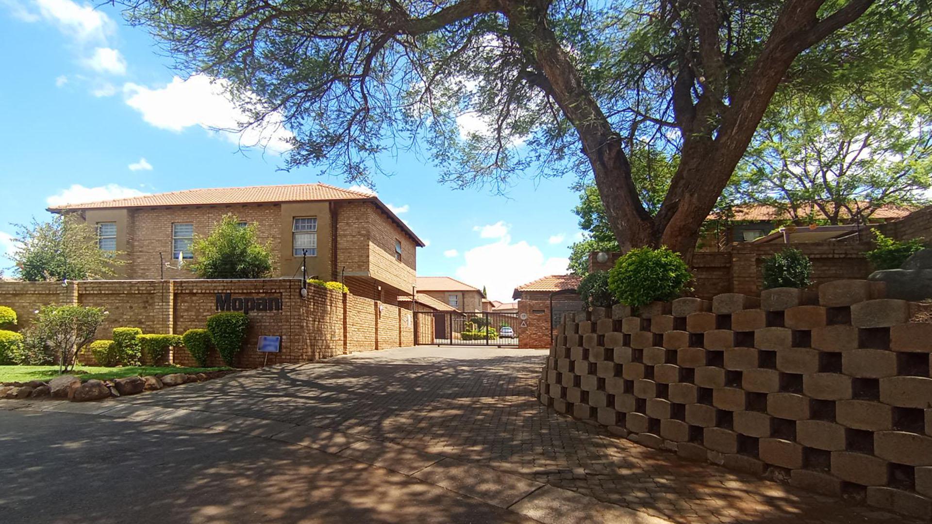 Front View of property in Montana Tuine