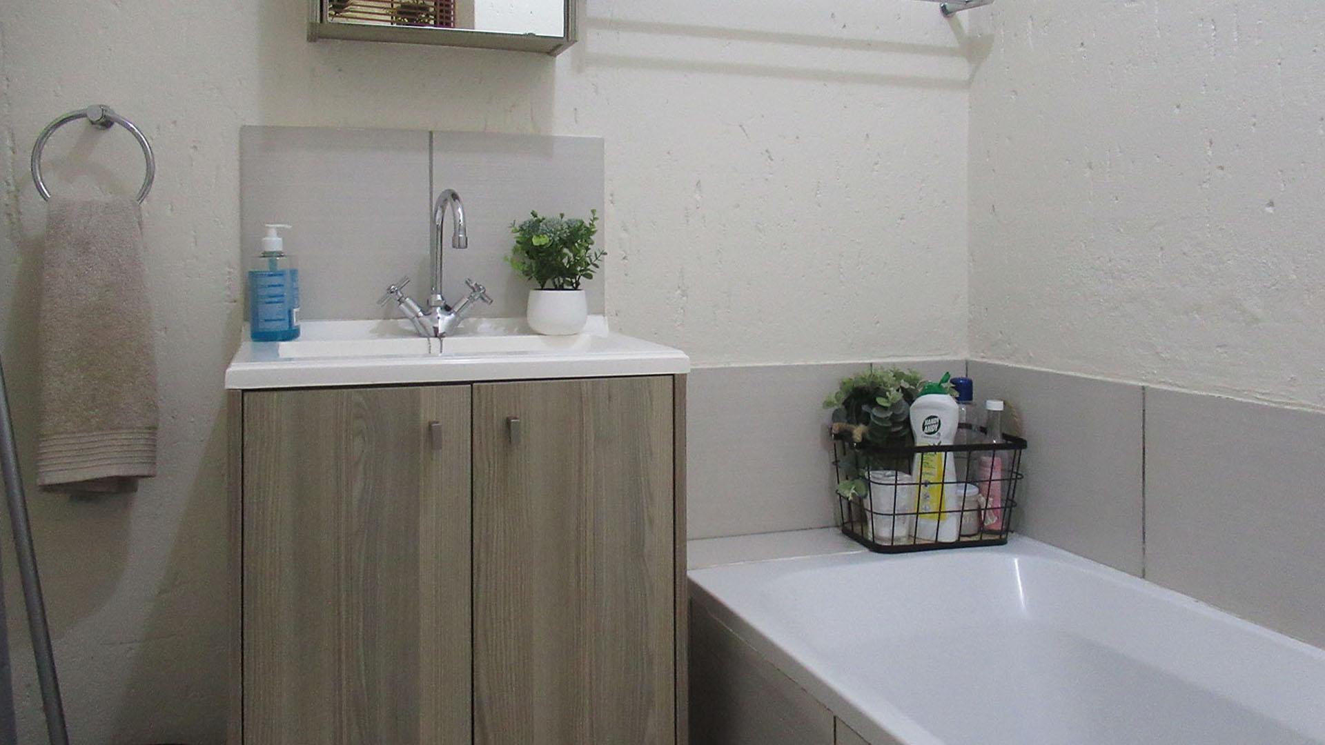 Bathroom 1 - 4 square meters of property in Paulshof