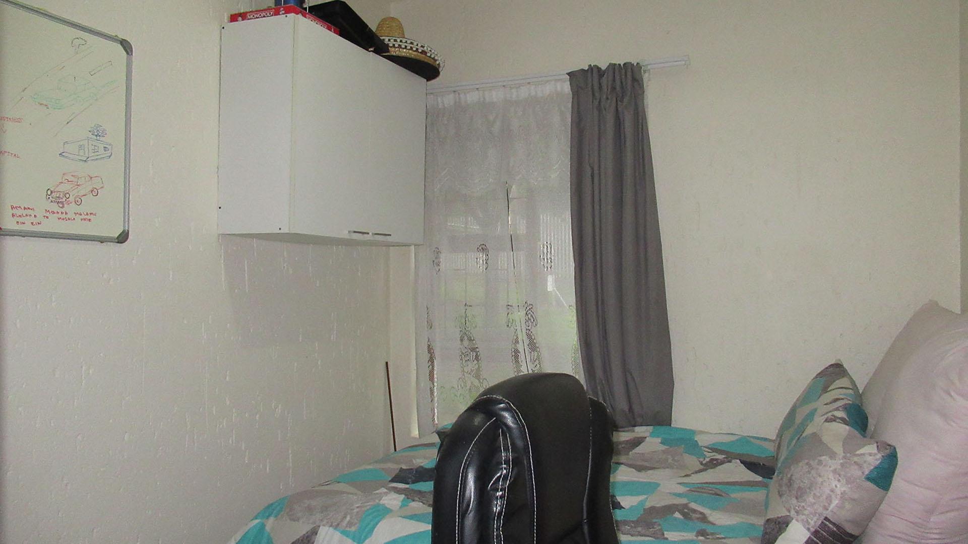 Bed Room 1 - 9 square meters of property in Paulshof