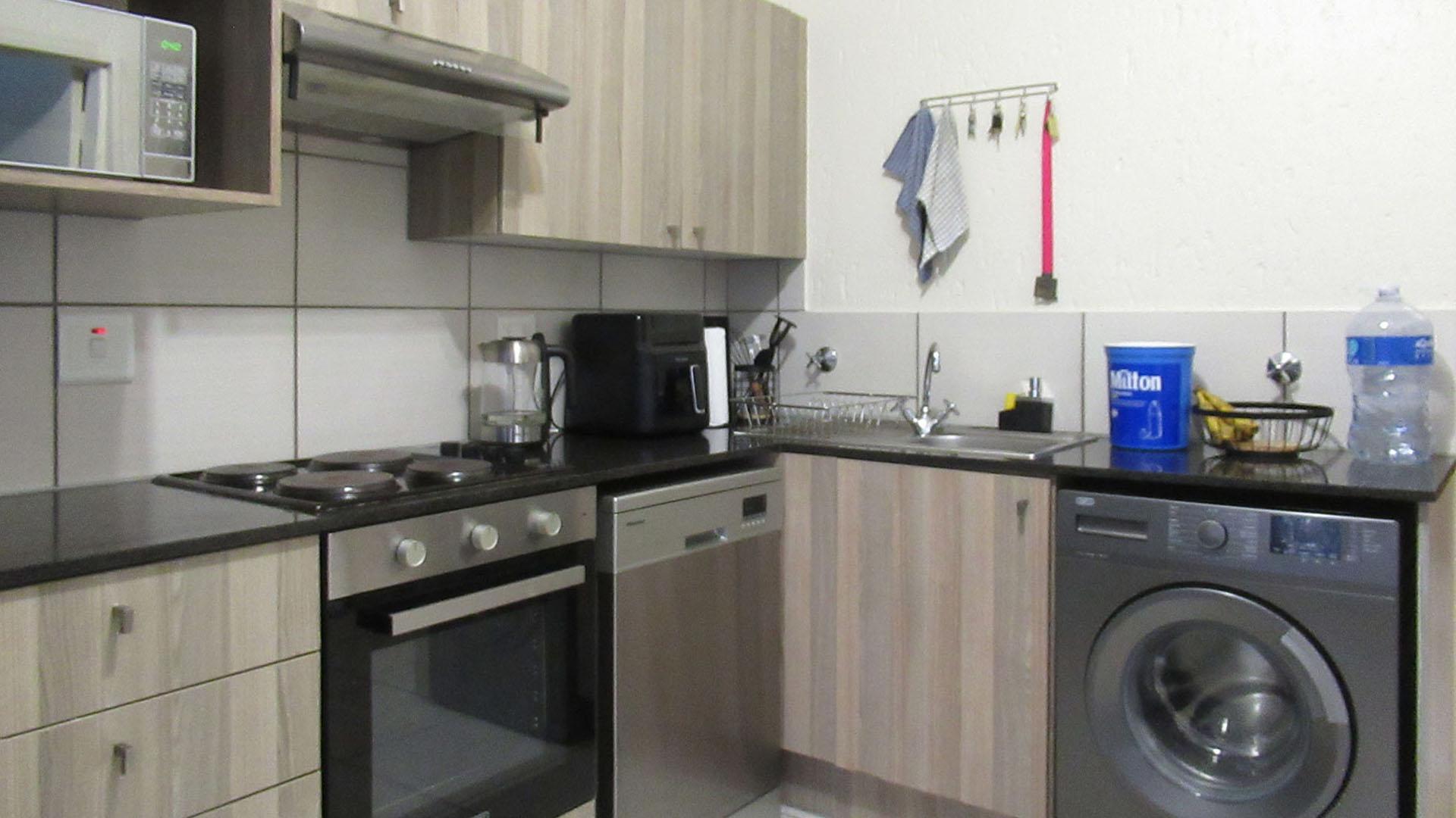 Kitchen - 8 square meters of property in Paulshof