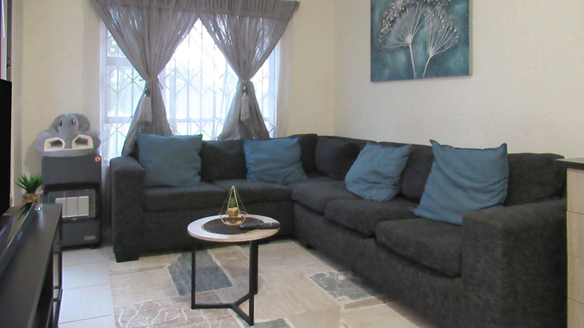 Lounges - 9 square meters of property in Paulshof