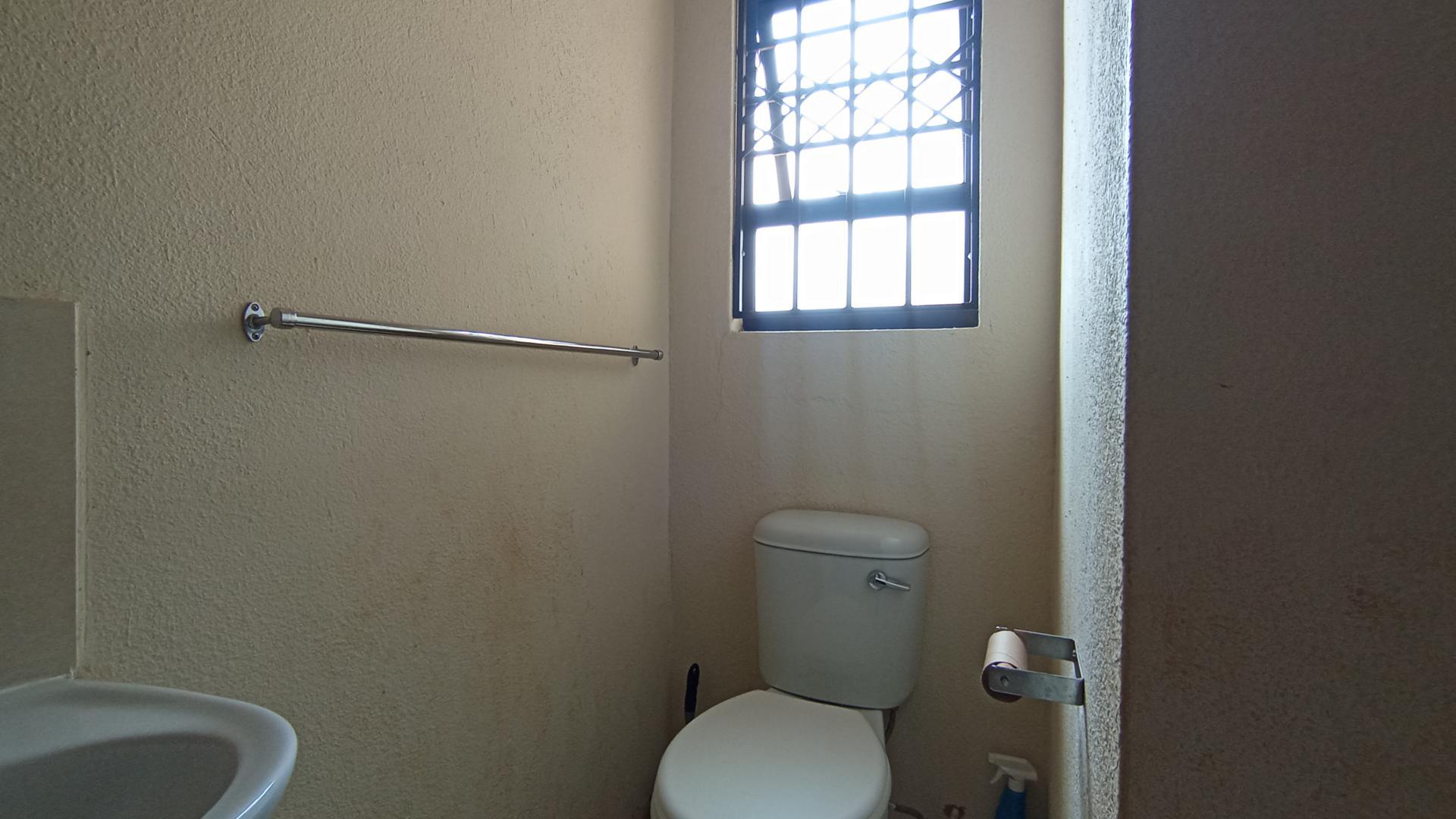 Main Bathroom - 3 square meters of property in Soshanguve