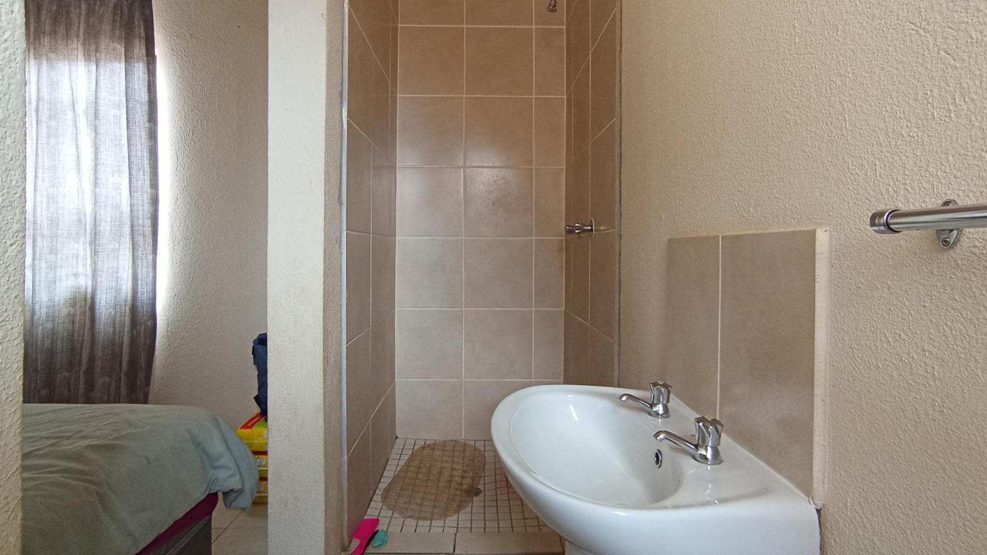 Main Bathroom - 3 square meters of property in Soshanguve