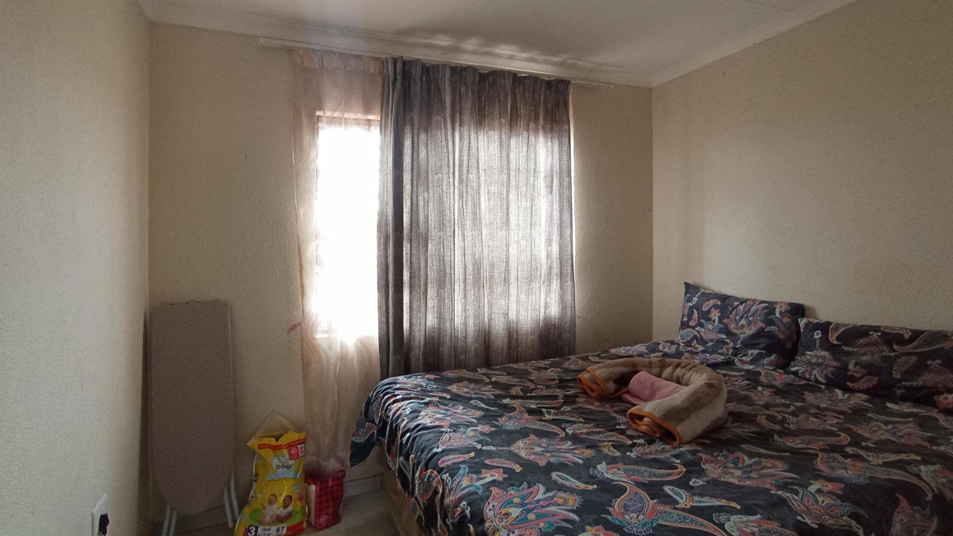 Bed Room 1 - 10 square meters of property in Soshanguve