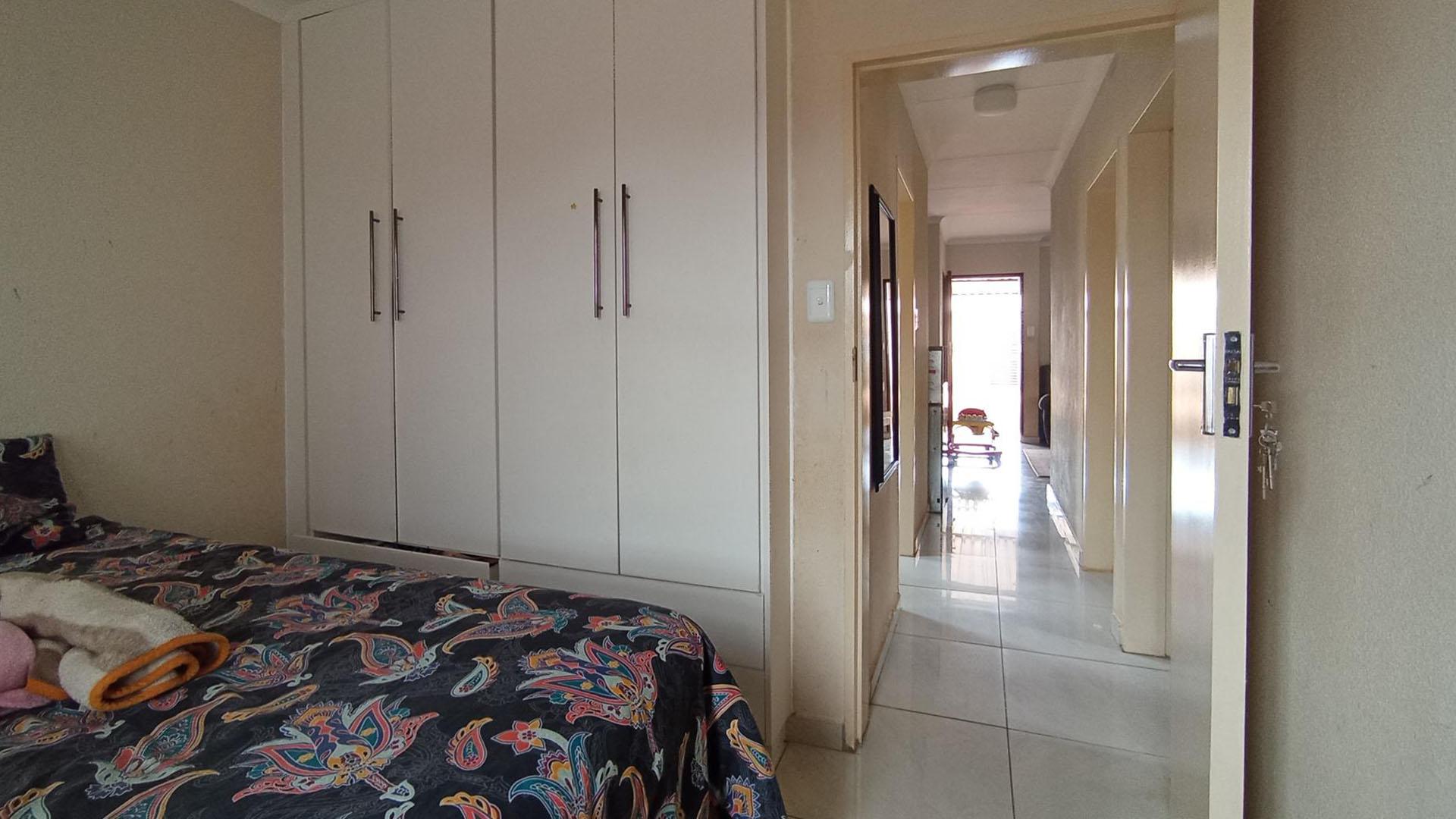 Bed Room 1 - 10 square meters of property in Soshanguve
