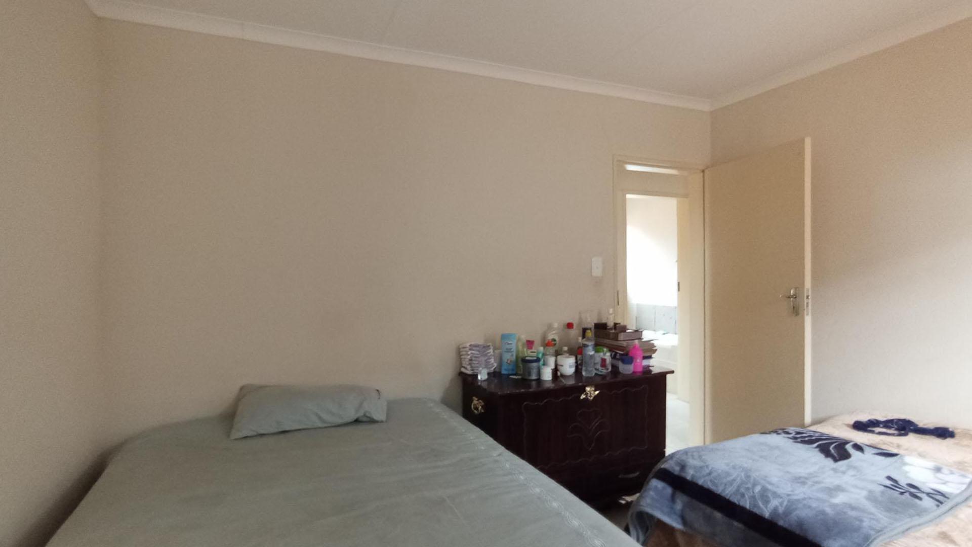 Main Bedroom - 13 square meters of property in Soshanguve