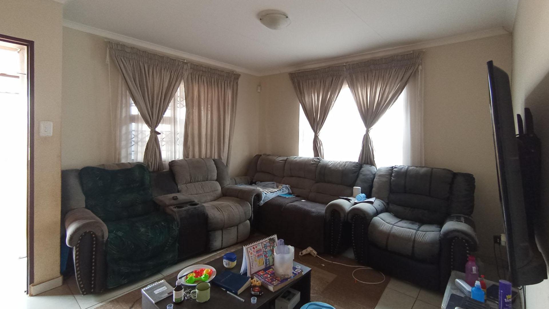 Lounges - 15 square meters of property in Soshanguve