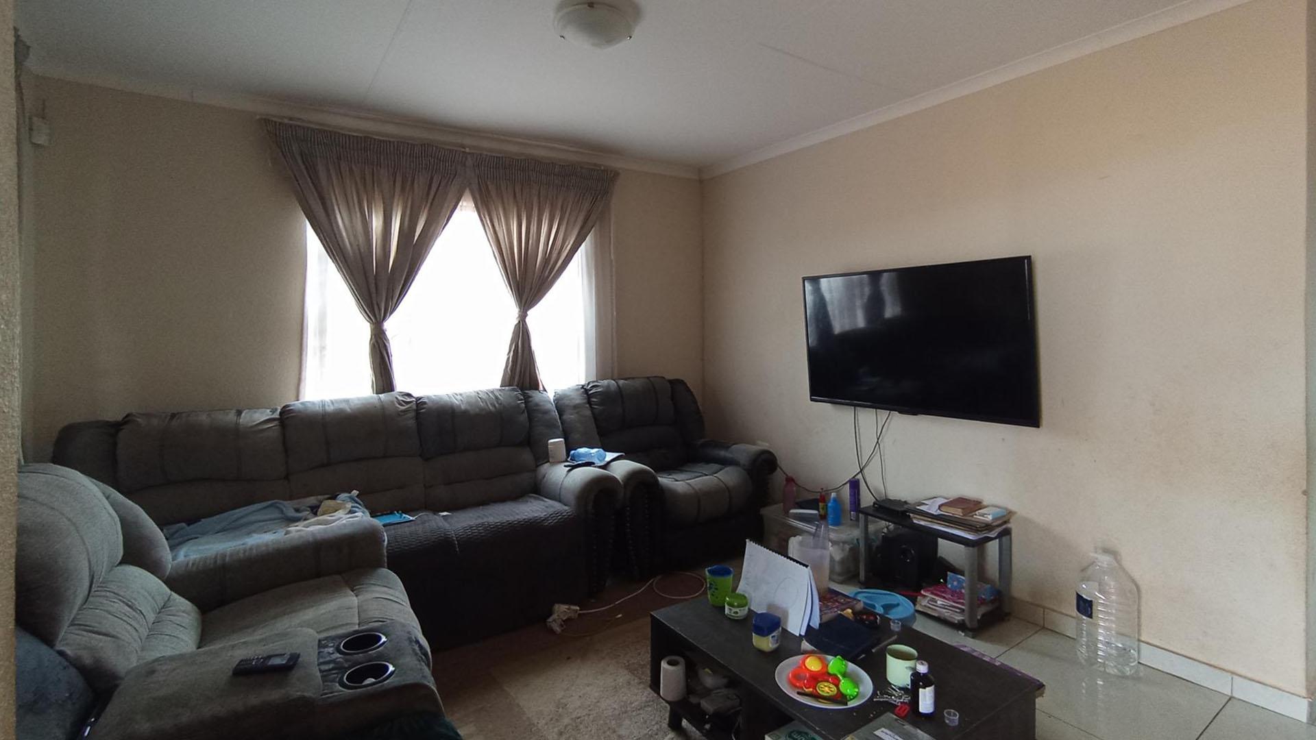 Lounges - 15 square meters of property in Soshanguve