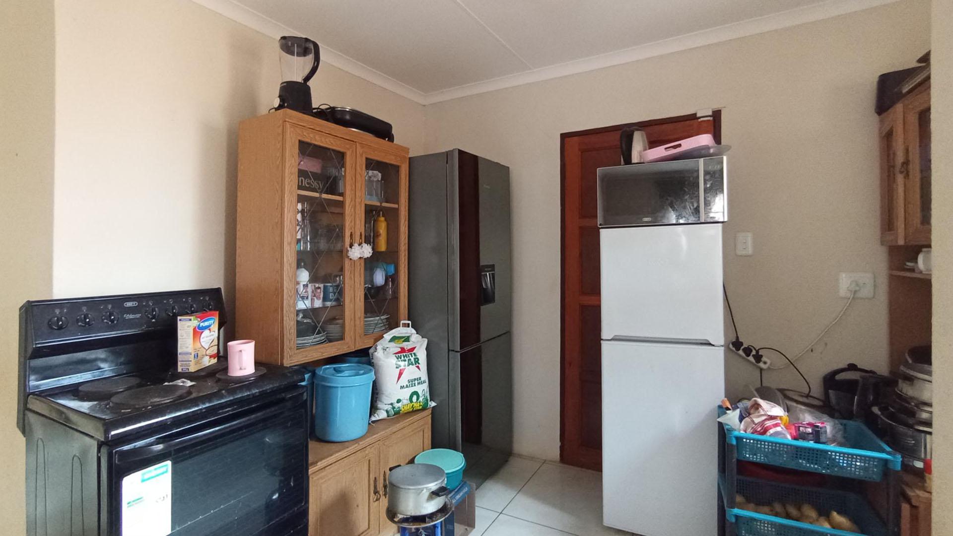 Kitchen - 8 square meters of property in Soshanguve