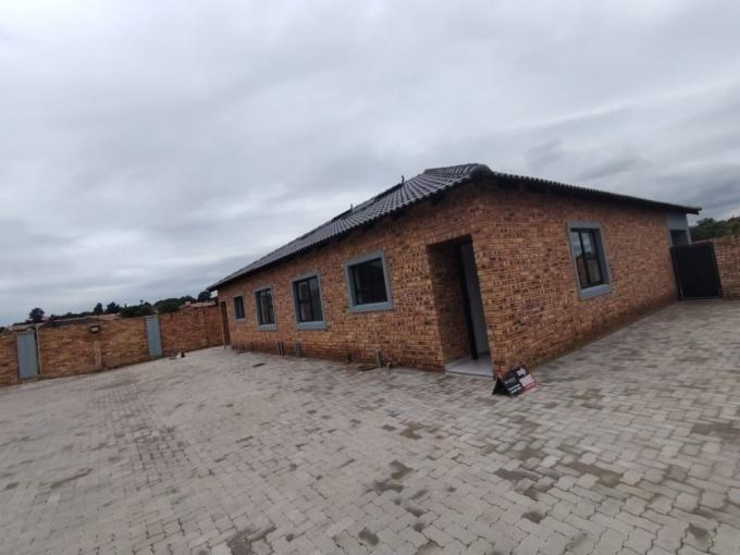 2 Bedroom Simplex for Sale For Sale in Brackendowns - MR699305