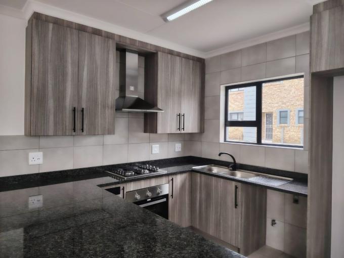 2 Bedroom Simplex for Sale For Sale in Brackendowns - MR699305